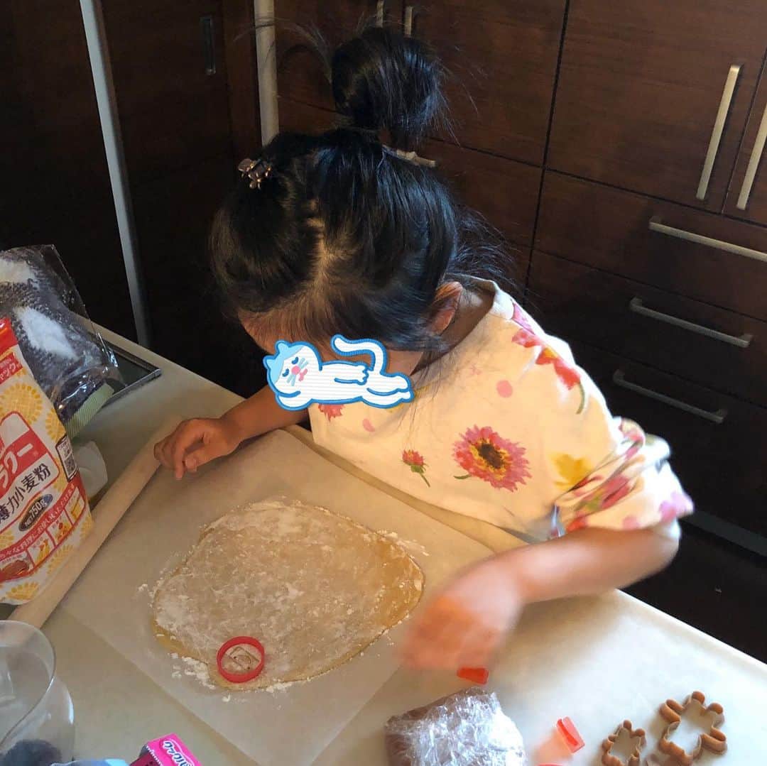 白木夏子さんのインスタグラム写真 - (白木夏子Instagram)「クッキーの量産体制に入りました。 . 午前は @reikoballerina0611 のインスタライブでバレリーナストレッチ🩰　超気持ちよかった🌞 . #コロナに負けるな #おうち時間  #stayhome  #ポヨ子」4月12日 15時26分 - natsukoshiraki
