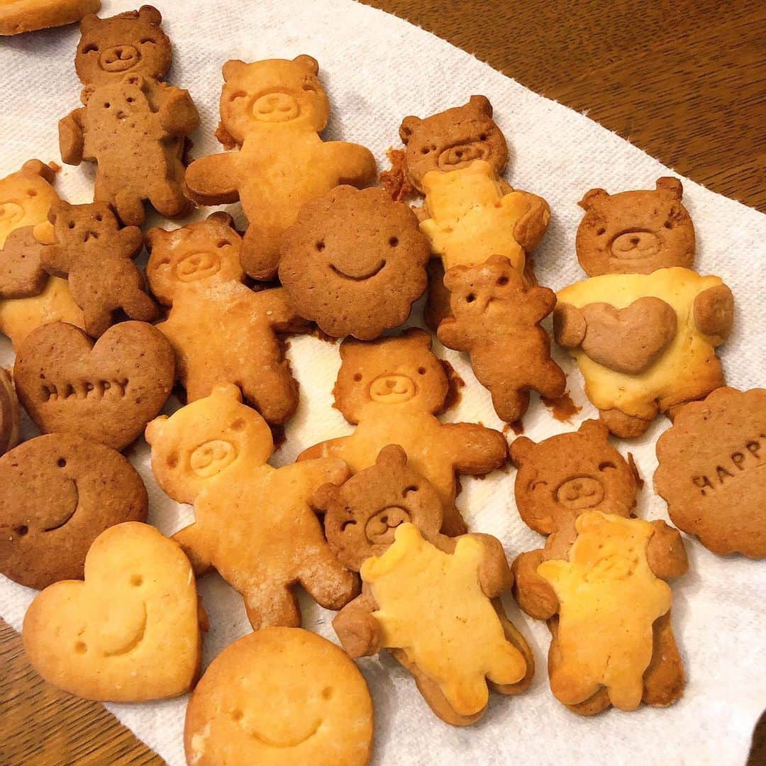 白木夏子さんのインスタグラム写真 - (白木夏子Instagram)「クッキーの量産体制に入りました。 . 午前は @reikoballerina0611 のインスタライブでバレリーナストレッチ🩰　超気持ちよかった🌞 . #コロナに負けるな #おうち時間  #stayhome  #ポヨ子」4月12日 15時26分 - natsukoshiraki