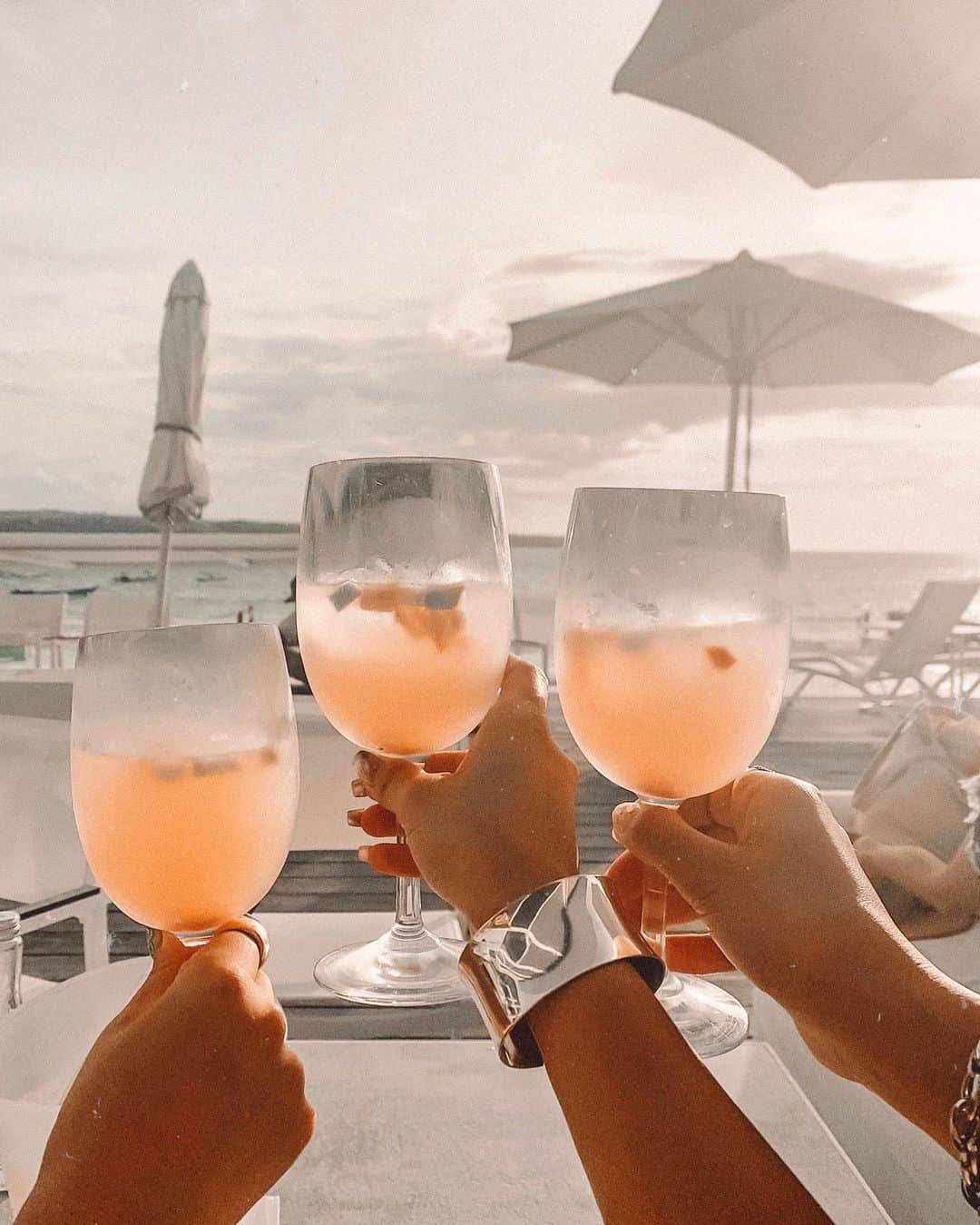 ✷kana✷のインスタグラム：「🥂 . . 自粛生活も悪いことばっかじゃないねw お金使わないし、友達といないと お酒もそんな進まないから 数億年ぶりにダイエットが上手くいってる😂 . コロナが終息した頃、 写真で痩せた！！って言われるぐらい がんばりますわ🥺✨ . #このサングリアおいしかったな @ibizainbali」