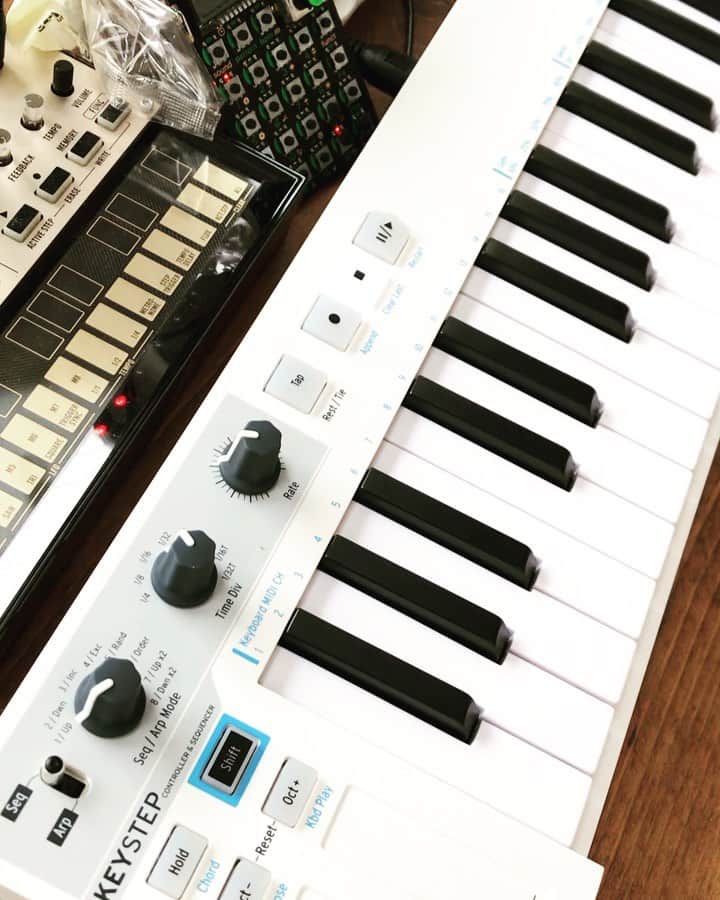 井手大介のインスタグラム：「しばらく遊べる。延々と遊べる。 #stayhome #korg #volcakeys #teenageengineering #po12」