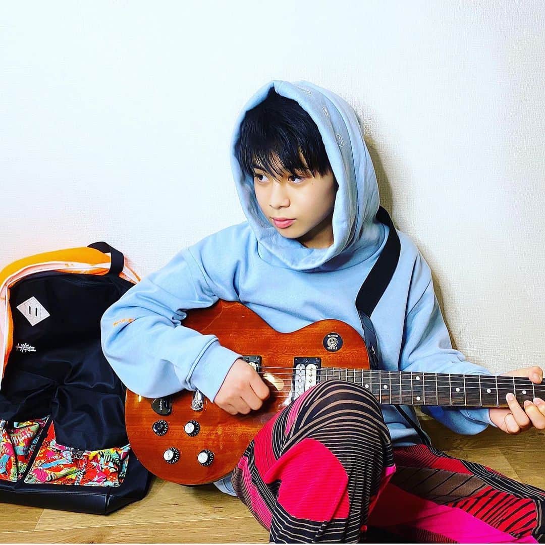 ひゅうがのインスタグラム：「#米津玄師　お師匠の #hype のニューグッズを身にまとい、 今日は音楽にちなんで、トランペットとギターの、 お手入れ&練習♫  新しいお師匠グッズのリュックを背負って、 楽しく出かける日を夢見て、おうち時間を楽しんでいます☆  #吉田日向　#おうち時間　#stayhome  #トランペット　#ギター」