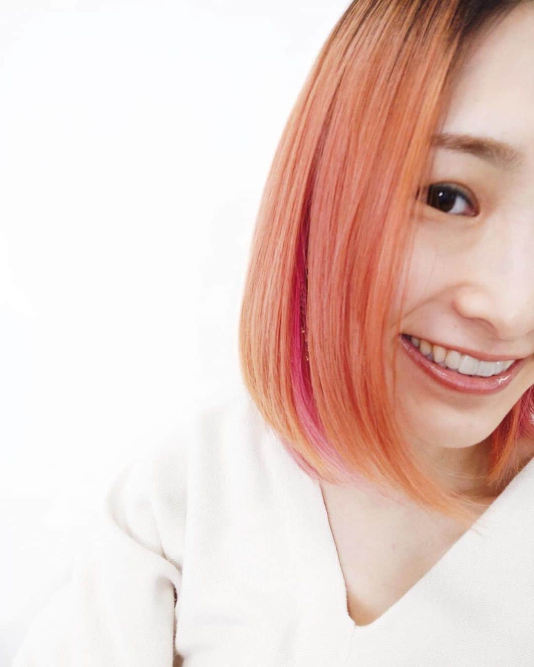 伊藤春香さんのインスタグラム写真 - (伊藤春香Instagram)「今の髪色をよく見たいと﻿ リクエスト頂いたので撮ってみました！﻿ 意外と色落ちしてません。﻿ （染めたのは2月のはじめ）﻿ ﻿ 外側がオレンジっぽくて﻿ もともといれてたインナーカラーが﻿ ピンクになってます。﻿ ﻿ 室内で撮った写真だから色が強く出てるけど﻿ 肉眼で見るともう少し柔らかい印象かも、﻿ ﻿ この写真を撮るのと、﻿ あさひちゃんとの﻿ インスタライブのために、﻿ 今日もちゃんとメイクした私、偉い！﻿ みんなも偉い！﻿ ﻿ 日常を維持していることを﻿ 褒めあって、﻿ 楽しく過ごしましょう〜☺️﻿ ﻿ ３枚目はみんなに﻿ 笑ってほしくて載せました、笑﻿ ﻿ 連写するとたまになるやつ。﻿ ﻿ #ピンクヘアー﻿ #オレンジピンク﻿ #ピンク髪 #selfisolation #おうち時間」4月12日 15時35分 - ha_chu