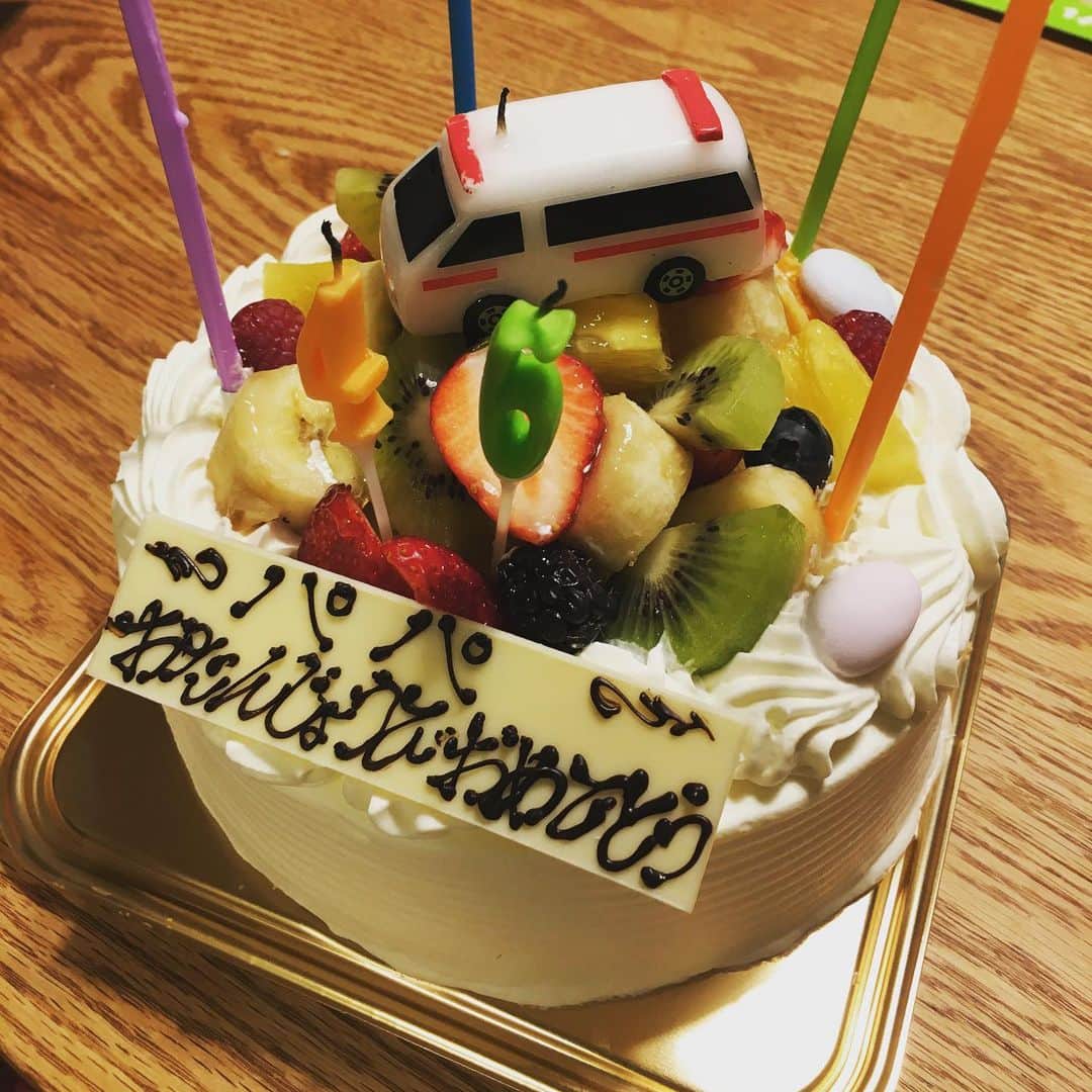 木下あゆ美さんのインスタグラム写真 - (木下あゆ美Instagram)「誕生日ケーキを取りに次男と行ったんですが、救急車のロウソクがどうしても欲しいと泣かれ、ママは負けましたw 真ん中に装飾😂  #医療関係ではありません #救急車で運ばれたわけではありません #パパはデザイナーです」4月12日 15時35分 - ayumi_kinoshita13121982