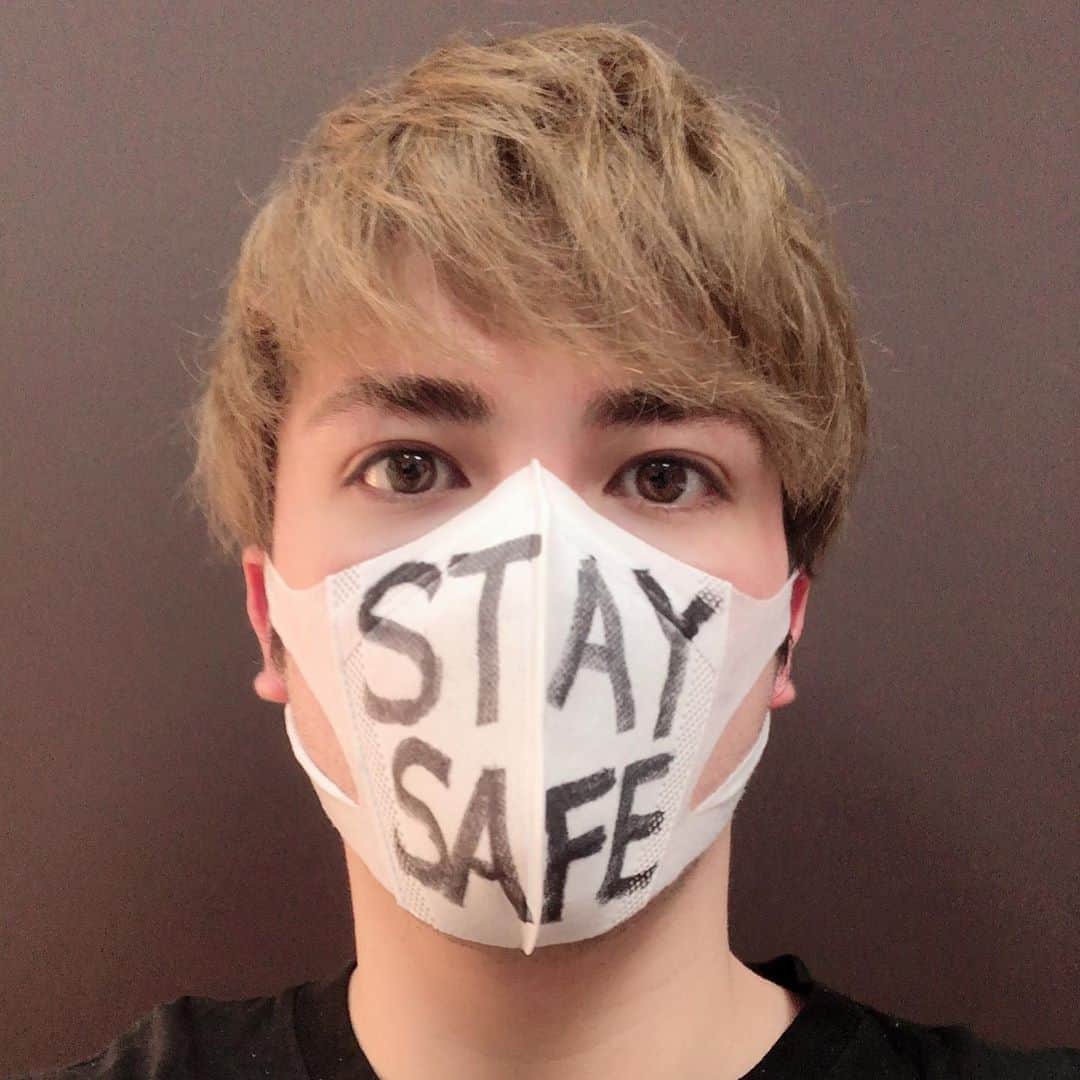 冨森ジャスティンのインスタグラム：「‪#MaskChallenge ‬ ‪#StaySafe ‬ ‪#StayHome ‬ ‪#ToEveryone ‬ ‪#辛いけど ‬ ‪#まずは自分達にできること‬ ‪#頑張りましょう ‬ ‪#ToTheGovernment‬ ‪#HumanFirst ‬ ‪#WeNeedSupport ‬ ‪みんな気をつけてね。‬ ‪そしてお偉いさんは保証を。‬ ‪人間も演劇も殺させない。‬」