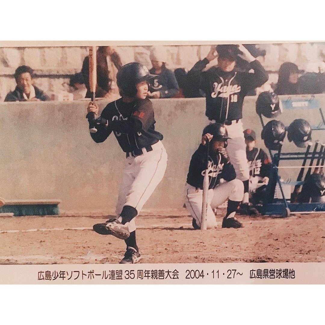 山田弥希寿さんのインスタグラム写真 - (山田弥希寿Instagram)「【振り返りシリーズ】小中編 小学生・中学生・高校生 １１年間野球をしてきました。 小中はチームのキャプテンで中心選手。 そこそこ野球に自信がありました。 しかしそれは井の中の蛙。 ここから高校野球に進み、 挫折を経験することになります… ・ 次回→高校野球編 ・ #振り返りシリーズ #野球少年 #野球 #ソフトボール #広島少年ソフトボール #広島県営球場 #2004年 #小学生 #当時 #振り子打法 #振り返り #山田弥希寿」4月12日 15時42分 - mikitoshi_617