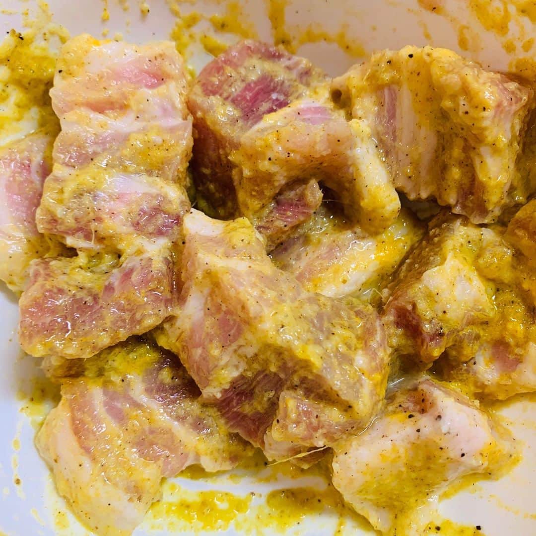 一条もんこさんのインスタグラム写真 - (一条もんこInstagram)「豚バラ肉とふきのとうのカレー。  トマトの酸味とふきのとうの苦味がいいバランス。黒胡椒とクローブの乱れ打ち。豚バラ肉から出る脂がグレイビィに溶け込んで悶絶級のおいしさ。 大量のふきのとうと毎日闘いです。 #カレー#curry#自作#豚肉とふきのとうのカレー#スパイスカレー#ポークカレー#ふきのとう#山菜カレー#春野菜# 黒胡椒#クローブ#唐辛子#苦味が旨味#煮込み#自己完結#一条もんこ」4月13日 3時08分 - monko1215