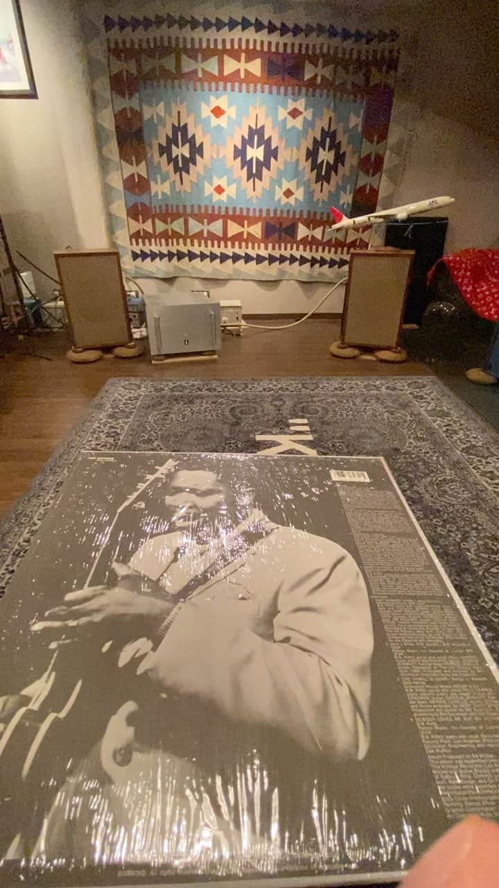 黒田俊介のインスタグラム：「BB.KINGやばい。 さすがKING OF BLUES。 レコードのカートリッジをshureのV15type3に替えてみた。 初のMMカートリッジでしたが衝撃。 歌やギター、ベースがめちゃくちゃいい。 type1.type2.type4も欲しい！」