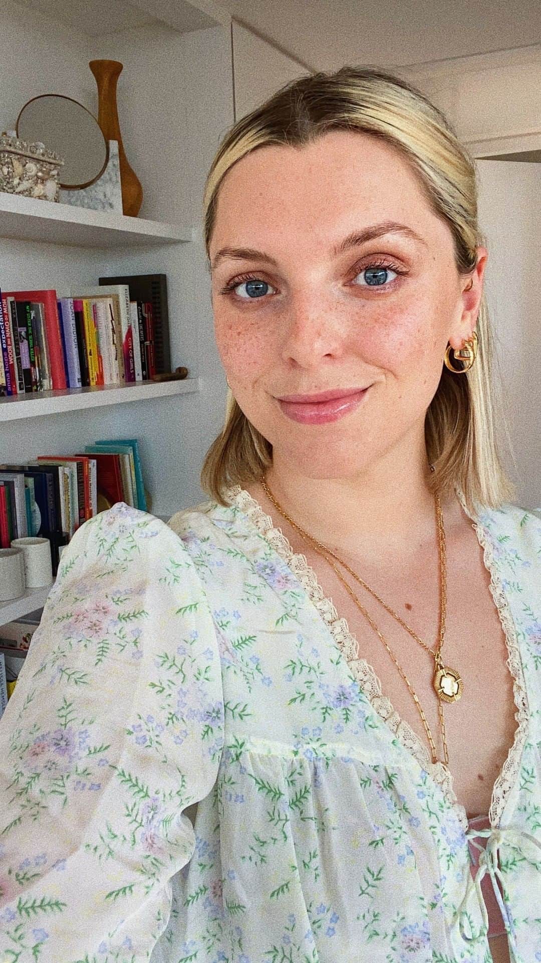 Estée Lalondeのインスタグラム：「Hi all - thought I might start filming some chatty videos while I do my makeup! Hope you enjoy it and don't find it too boring 😂  ————————————————————  PRODUCTS (*=gifted - links are affiliate) (AD)  *Shop my  jewellery! https://www.daisyjewellery.com/collections/estee-lalonde  *@doralarsenlingerie Bra https://bit.ly/3ejP9wq  *@drdennisgross Tinted Moisturiser  https://bit.ly/2RtuNqn  *@ctilburymakeup Wonderglow  https://bit.ly/2yMcHcL  *@glossier Stretch Concealer  https://bit.ly/2xeoTms  *@chanel.beauty Bronzer  https://bit.ly/2Vqe88z  *@hourglasscosmetics Brow Pencil https://bit.ly/2Qt7KvE  *@yslbeauty Couture Brow 2 https://bit.ly/2K0mqi8  *@byterryofficial Ombre Blackstar Misty Rock https://bit.ly/2qvvLYD  *@glossier Haloscope  https://bit.ly/2Rwh42g  @surratt Lash Curlers  https://bit.ly/2RyrhLx  *@glossier Lash Slick  https://bit.ly/2VmJY63  @fentybeauty Bomb Gloss  https://bit.ly/2RuW4Jl」