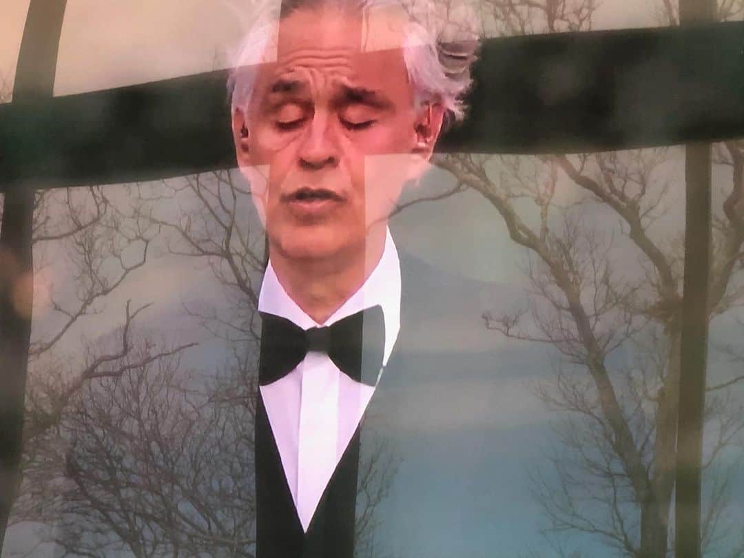ヒュー・ジャックマンのインスタグラム：「From the bottom of our hearts, thank you @andreabocelliofficial A tremendous gift and exactly what we needed. #amazinggrace #happyeaster.」