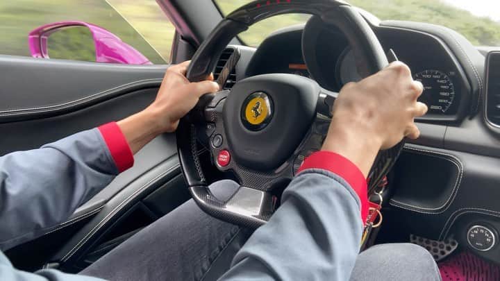 スティーブのインスタグラム：「I let the Kid drive the rarri. FULL SEND ONLY Dad is what he kept saying!! うちのあっちゃんのストレス発散の仕方！笑 @fiexhaust @azzurrekimoto @azzurremotoring @the_kid012」