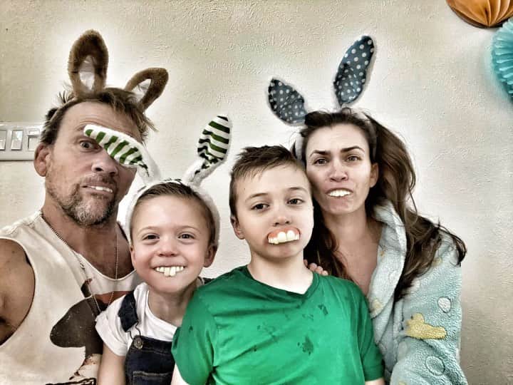 のインスタグラム：「Happy Easter... from the Flanderosa! ✝️」
