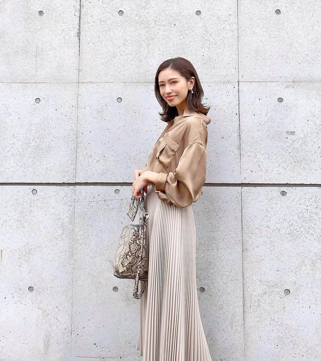 石黒美帆のインスタグラム：「*﻿ 春も変わらず﻿ ブラウンをたくさん着たいです🤎﻿ ﻿ ﻿ tops#snidel﻿ skirt#tsurubymarikooikawa  bag#zara﻿ ﻿ ﻿ ピアスは @sheriche.official 。﻿ キャッチの部分がパールになっているので﻿ 後ろから見ても可愛い☺️☺️﻿ ﻿ ﻿ #fashion#fashionstyle#fashiongram#instafashion#outfit#ootd#dailylook#sherish#패션#오오티디#ファッション#コーデ#スナイデル#ツルバイマリコオイカワ#ザラ#ザラジョ#プリーツスカート#シャツコーデ#春服#春コーデ#ゴールドアクセサリー」