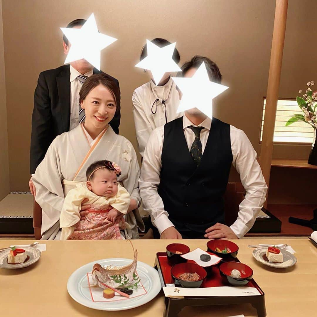 磯部奈央さんのインスタグラム写真 - (磯部奈央Instagram)「お食い初め🌸 . 前の記事にも書きましたが、生後100日を迎えた日に、お宮参りとお食い初めをしてきました😊 行ってからだいぶ時間経ってしまいましたが、今更投稿します😅 まだ生後3ヶ月だった頃👶🏻 . お宮参りの記事にも書いたけど、お宮参りと撮影とお食い初めを1日にまとめたから、本当に大変でした😅 . お食い初めは、恵比寿のウェスティンホテルでお食い初め膳を予約してやりました😋🍴 . 娘も疲れきっていて、個室に到着したとたん、用意していただいた簡易ベッドでぐっすり💤寝相が…🤣 . 最後の最後に起きたところで、食べさせ役は私の母で、祝膳の儀式をしました😋 パパとママ、頑張るのでたくさん食べて大きく成長してね💕 . . . #令和ベビー #令和元年ベビー #乳児 #赤ちゃん #babygirl #生後3ヶ月 #0歳 #新米ママ #新米ママと繋がりたい #赤ちゃんのいる暮らし #あかちゃんのいる生活 #ベビスタグラム #ママライフ #女の子ベビー #女の子ママ #12月生まれ #成長記録 #育児記録 #娘 #ウェスティンホテル東京 #恵比寿ウェスティンホテル #お食い初め #お食い初めメニュー」4月12日 18時06分 - nao_isobe729