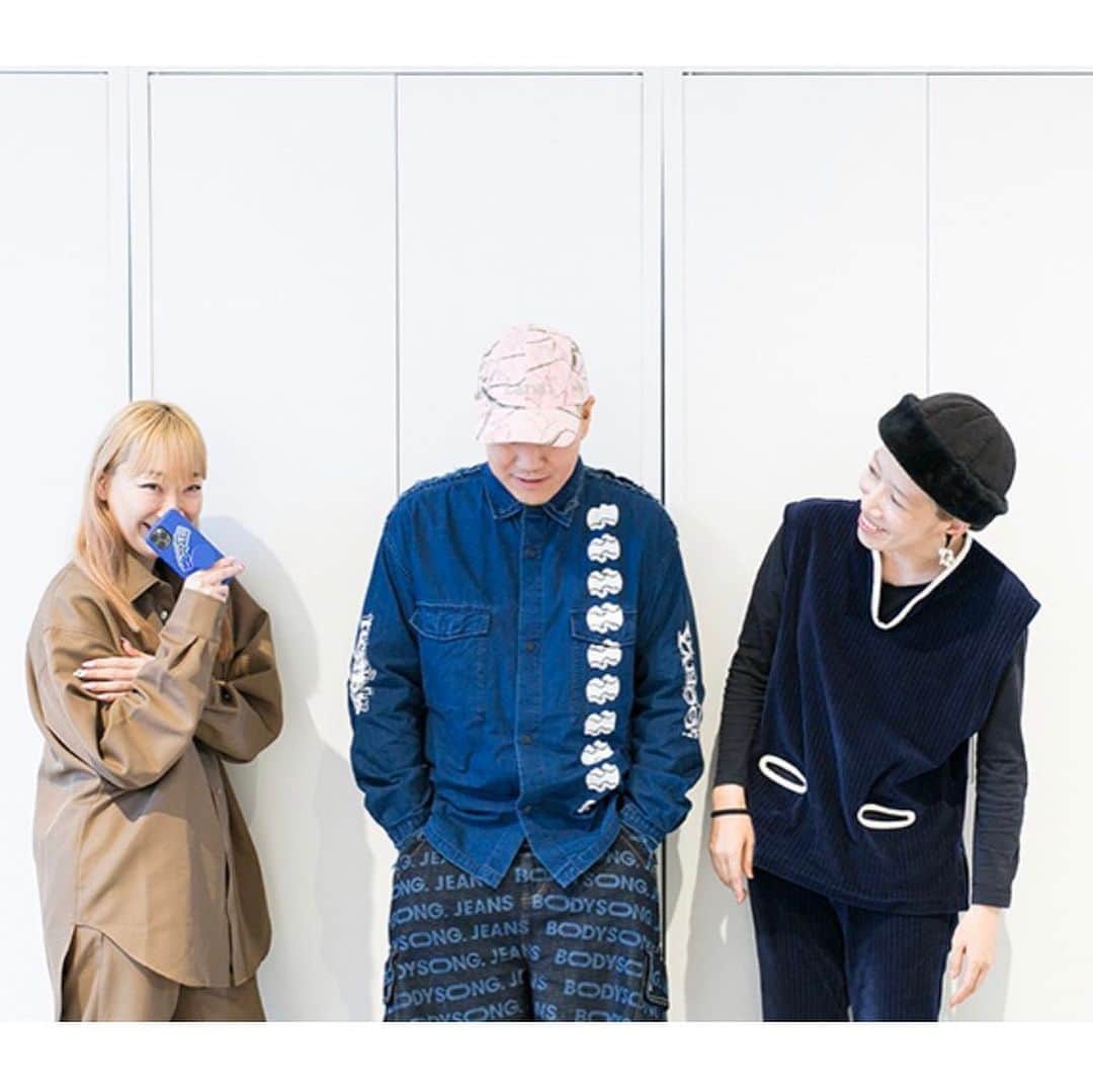 進藤郁子さんのインスタグラム写真 - (進藤郁子Instagram)「愉快すぎるお二人とインタビューしていただきました。  よろしければ、、、 、、😊😊😊 .  #repost @rakutenfwt via @PhotoAroundApp . 🎤Interview✍﻿ . RakutenFWT 2020 S/S & A/Wキービジュアル制作スタッフ 座談会 ﻿. 2シーズンにわたり同メンバーで制作された、Rakuten Fashion Week TOKYOのキービジュアル。 キービジュアル制作の背景やシューティングにおけるスタッフ間のコミュニケーション、ランウェイショーでのスタイリストやヘアメイクの役割などについて語っていただきました。 . フォトグラファー 佐野方美 @ggsanoo  スタイリスト 小山田孝司 @oyamadakoji  ヘア&メイクアップアーティスト 資生堂・進藤郁子 @ikukoshindo ﻿ . 🔗インタビューの続きはプロフィールからリンク、または👇﻿ https://rakutenfashionweektokyo.com/jp/topics/interview/2020-keyvisual-roundtable-talk/ ﻿. Interview by Yuki Harada @uuukey Photography by Kenji Kaido Translation by Aiko Osaki . #RakutenFWT #RakutenFashionWeekTOKYO #楽天ファッションウィーク東京 #2020aw #aw2020 #2020秋冬 #fashionweek #ファッションウィーク #tokyo #東京﻿ #楽天 #Rakuten @rakuten_fashion @rakutenichiba.fashion @rakuten_fashion_men  #資生堂 #SHISEIDO @shiseido_hma @shiseido_corp @shiseido @shiseidopro_official @shiseidopro_jpn﻿ #dhl @dhljapanfashion﻿ #獺祭 #dassai @dassaisake﻿ #pittamask #ピッタマスク﻿ #渋谷ヒカリエ #shibuyahikarie @shibuyahikarie_official﻿ #表参道ヒルズ #omotesandohills @omotesandohills_official﻿ #tokyofashionaward #TFA @tokyo_fashion_award﻿ #fashionprizeoftokyo #fpt @fashion_prize_of_tokyo」4月12日 18時17分 - ikukoshindo