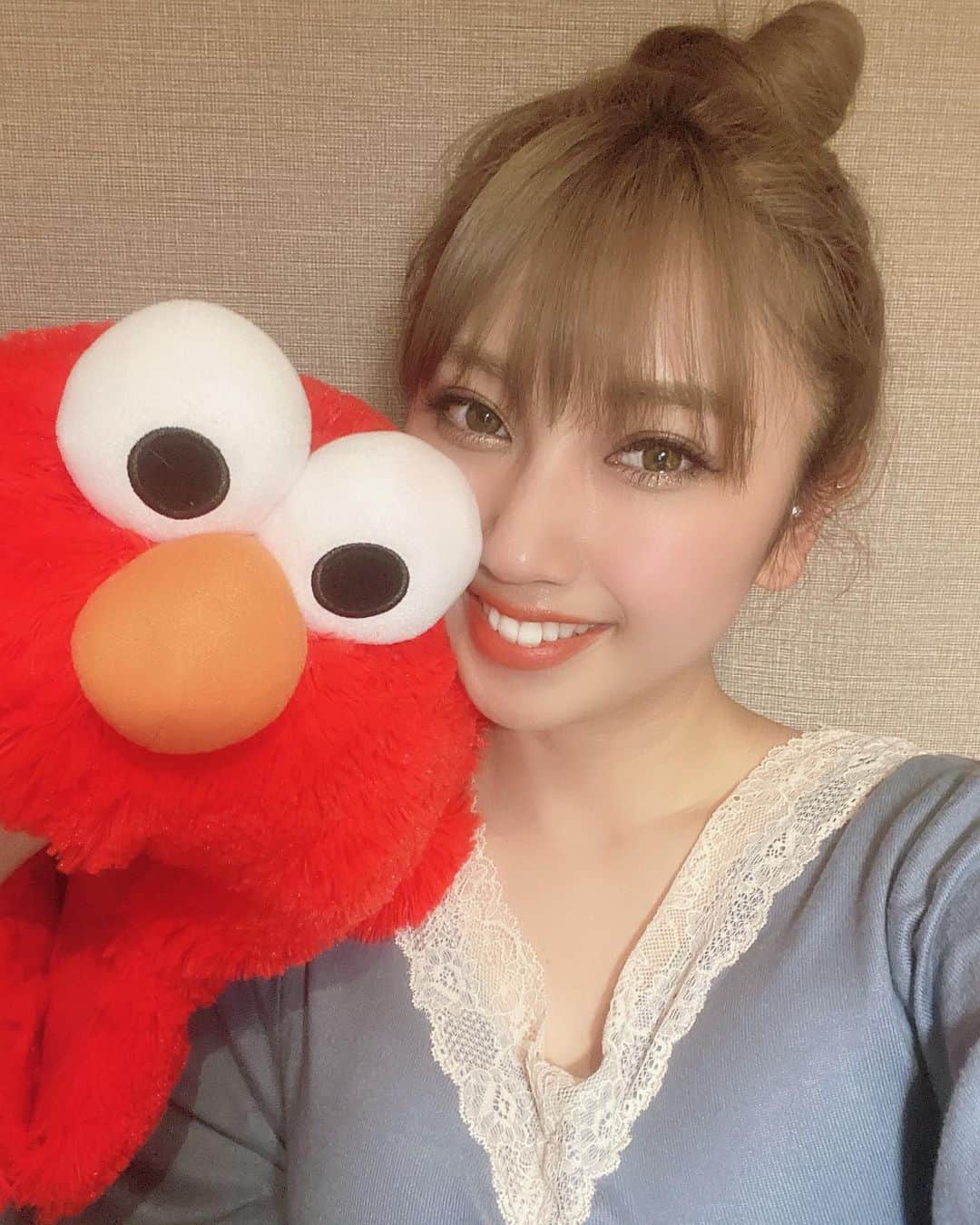 YUMIKAのインスタグラム：「インスタLIVEめちゃくちゃ緊張したあー🥺 来て下さった皆本当にありがとうございました🙇‍♀️‼️ いつも応援して下さってる方々と リアタイでやり取り出来て嬉しかった😖💓 1人で喋るの本当に慣れて無くって会話もしどろもどろだったし今も投稿しながら手が震えてるんですけど🌝 元気貰ったって言って頂けて 勇気出してやって良かったなと思いました😭 コメントで皆にやり方教えて頂きながら昨日の3秒よりは長く出来たっ🙆‍♀️笑 改めてありがとうございました(꒦ິ⌑꒦ີ)💓💓 #cyberjapan #cyberjapandancers #サイバージャパン #サイバージャパンダンサーズ #cjd_yumika #見守ってくれてたエルモ先生もありがとう」