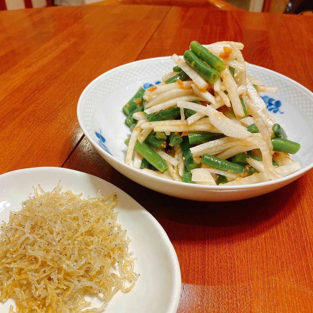 早見優さんのインスタグラム写真 - (早見優Instagram)「今夜のサラダは、大根とインゲン豆の梅醤油ドレッシング。トッピングはお好みで、しらすをカリカリに揚げてみました。  Daikon and green bean Salad with plum and shoyu dressing. Made some fried SHIRASU to add some crunch😊  #japanesefood #家庭料理 #homecooking #healthyfood」4月12日 18時14分 - yuyuhayami