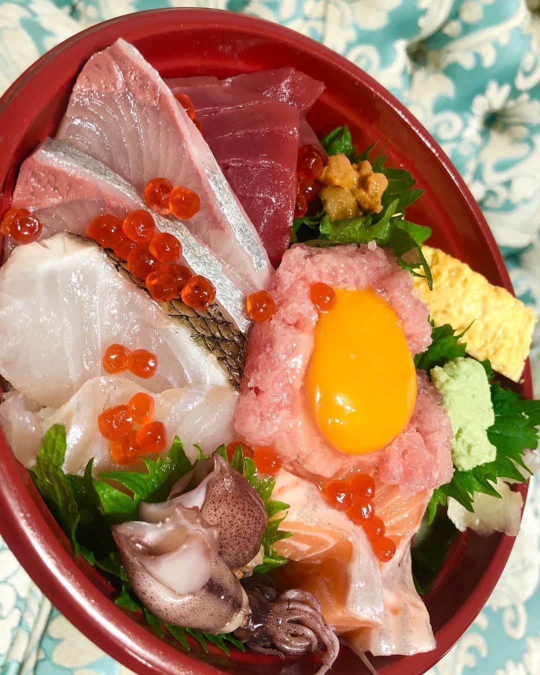 のインスタグラム：「最近はテイクアウトにハマる☆ これで1,000円税込は安過ぎる… 今日は飲み会のキャンセルの為いつもより少しオマケ付きでしたが☆ それでも素晴らしい👏 @ajifuku.arimatu さんにて購入♡  @reve_influencer を見ての予約でした♫ さすがです☆ 飲食店の方でテイクアウトが宣伝したい方は @reve_influencer か @nagoyastyle までご連絡下さい☆ 400名以上在籍してるインフルエンサーグループが宣伝します☆  #reve_influencer素晴らしい #コロナ  #コロナに負けるな #インフルエンサー  #助け合い #応援 #テイクアウトグルメ  #テイクアウト #リピ確定 #dinner  #満腹 #大満足 #海鮮丼 #新鮮 #delicious  #小鳥寿未代」