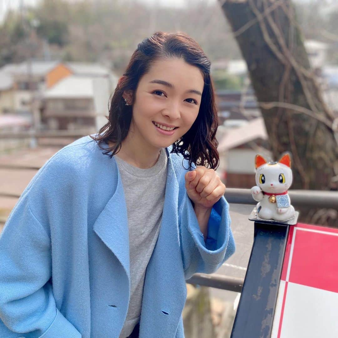 藤澤恵麻さんのインスタグラム写真 - (藤澤恵麻Instagram)「NHK BSプレミアム「イッピン」の撮影で愛知県を訪れました。  今回のテーマは「愛知発のガラス製品」  ガラス作りを間近で見たのは初めてだったので、その工程の数々に驚きがありました。 美しいガラス製品がどのように出来上がるか、ワクワクしながらリポートしたので、どうぞ楽しみにご覧下さい。  撮影の途中、こんな可愛い福猫との出会いも。 「ピカチュウ」など数々のポケモンキャラクターデザインで有名な、にしだあつこさんがデザインされた招き猫。瀬戸市の色んな場所で見られるそうです。 . ◎イッピン「多彩な技巧　新たなきらめき〜愛知　ガラス製品」 . 4月14日（火）19:30〜 NHK BSプレミアムで放送 . . #恵麻 #ema #イッピン #NHK #撮影 #リポート #愛知 #瀬戸 #ガラス #ガラス製品 #福猫」4月12日 18時24分 - ema_fujisawa_official