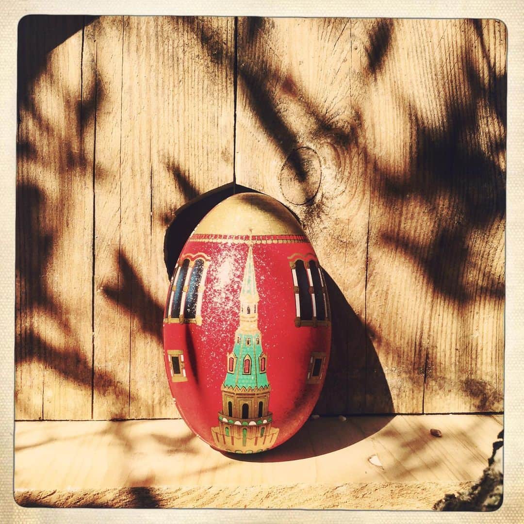 エマニュエル・ベアールのインスタグラム：「#happyeaster to all of you ☀️🙏🏻🐰 ...#day26」