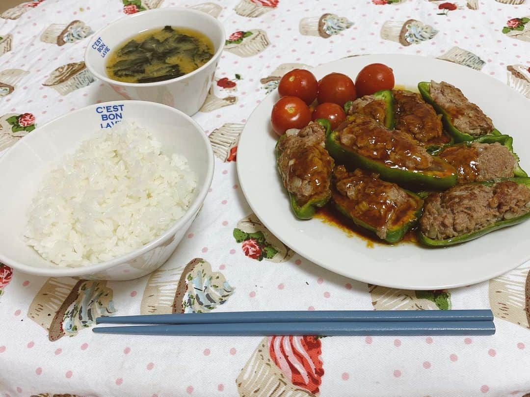 のインスタグラム：「ピーマン肉詰めたよ♥ 今まで作ってきた中で1番美味しい🤤🤦‍♀️❤️ #ピーマン肉詰め #料理」