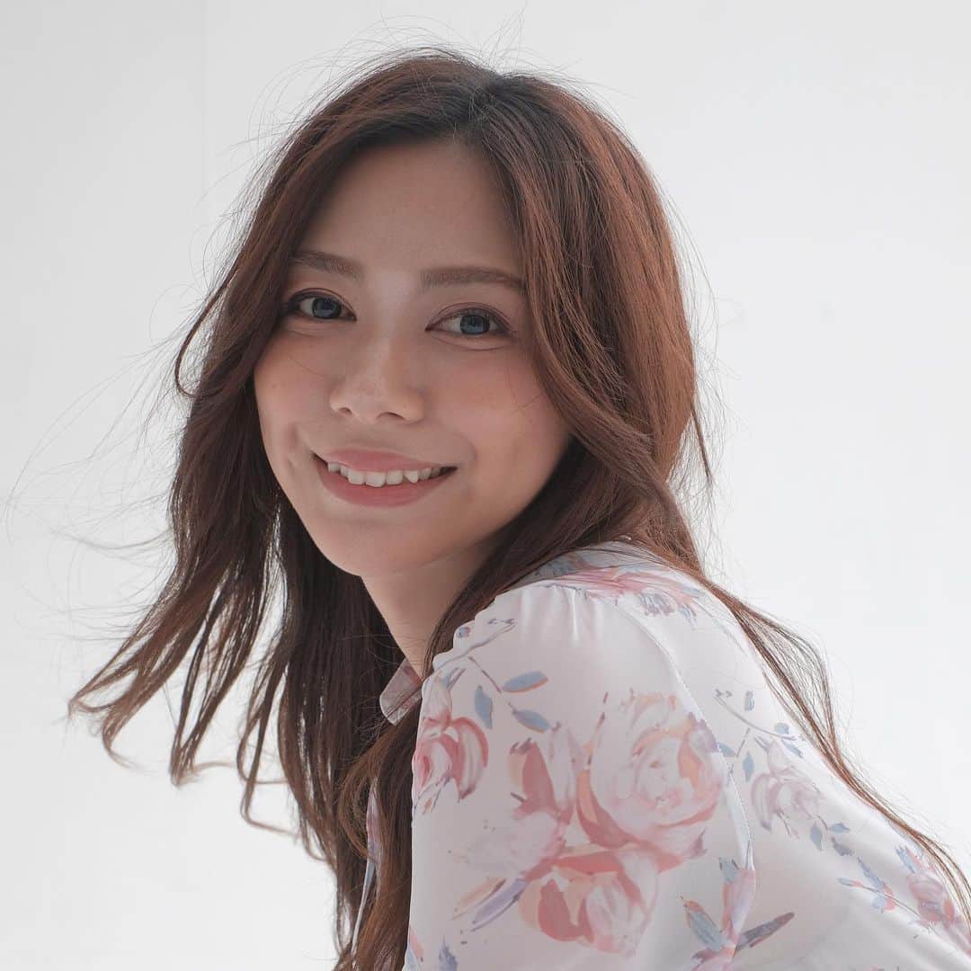 be-o編集部のインスタグラム：「４月号のウラガワをコッソリ紹介😉　 春風感じるこのカット、、こんな風に撮影してるんです✨風担当さんの絶妙な風テクでのおかげで、春の陽だまりの中を颯爽と駆け抜けてくようなNICE BLOWいただきましたー🙏  @nata1230nata  @macoty__n  @spukys09807  #beo  #ビオ４月号」