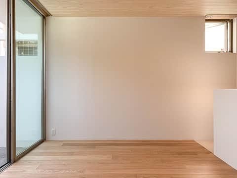 グッドルームさんのインスタグラム写真 - (グッドルームInstagram)「▼心も体も巡らせて⁠ ⁠ ⁠ ⁠心も体も優しく包みこんでくれそうです。⁠ ⁠ ※定期借家契約(2年・再契約可）の⁠ 　お部屋になります⁠ ⁠ -------------------⁠ ⁠ 東京 #白金台 2LDK 55.21㎡⁠ ⁠ まず目に入るのが、真っ白な共用部の⁠ 中央部に位置する階段。⁠ ⁠ 空へ吸い込まれていきそうな⁠ カーブを描いたデザイン。⁠ ⁠ また、トップライトから入る光が⁠ 心も体も落ち着かせてくれそうです。⁠ 昼と夜では、また違った雰囲気を⁠ 楽しむことができそうだ。⁠ ⁠ そして、お部屋に入ると⁠ 無垢床のフローリングに杉板張りの天井。⁠ ⁠ 裸足になって、ゴロゴロしながら⁠ 昼寝などをしたくなるような温もりある⁠ 空間になっています。⁠ ⁠ さらに障子扉や収納棚など⁠ 和の要素も取り入れたデザインにも⁠ なっていますよ。⁠ ⁠ ・⁠ こちらの物件は実際に住めるお部屋です。詳細はストーリー、ハイライトにて！⁠ ・⁠ こだわりのお部屋探しは、@goodroom_jp から URLをチェック！⁣⁣⁣⁣⁣⁣⁣⁣⁣⠀⁣⠀﻿⁠ ・⠀﻿⁠ ※最新のお家賃につきましては、リンク先物件ページからご確認ください。⁠ ⁠・⁠」4月12日 18時44分 - goodroom_jp
