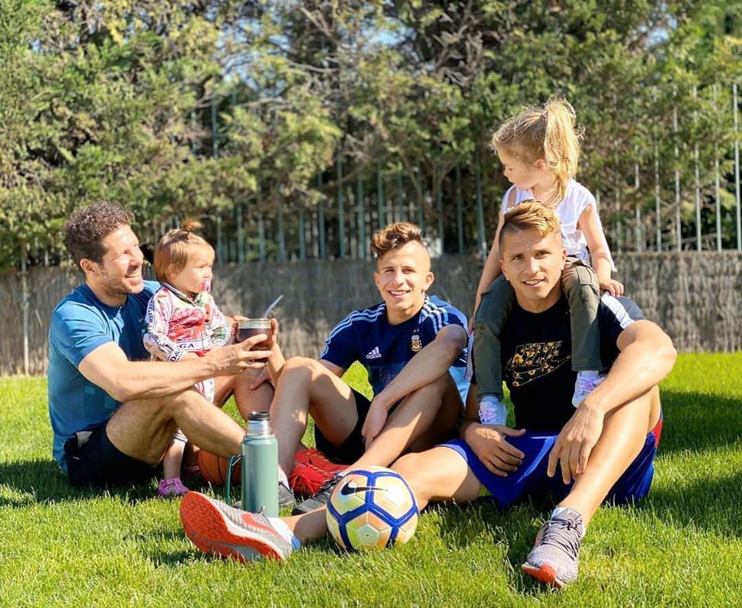 ディエゴ・シメオネさんのインスタグラム写真 - (ディエゴ・シメオネInstagram)「Domingo en casa con mi familia」4月12日 18時46分 - simeone