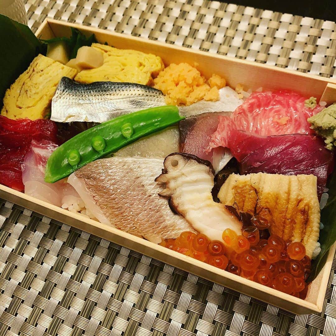 SATOKOさんのインスタグラム写真 - (SATOKOInstagram)「大好きなお寿司屋さんがテイクアウト始めてくれた…まじ神すぎる(*´Д｀*) あ、インスタライブ20時からやりまーす♡ #にしち #テイクアウト #控えめに言って最高」4月12日 18時50分 - fc_satoko