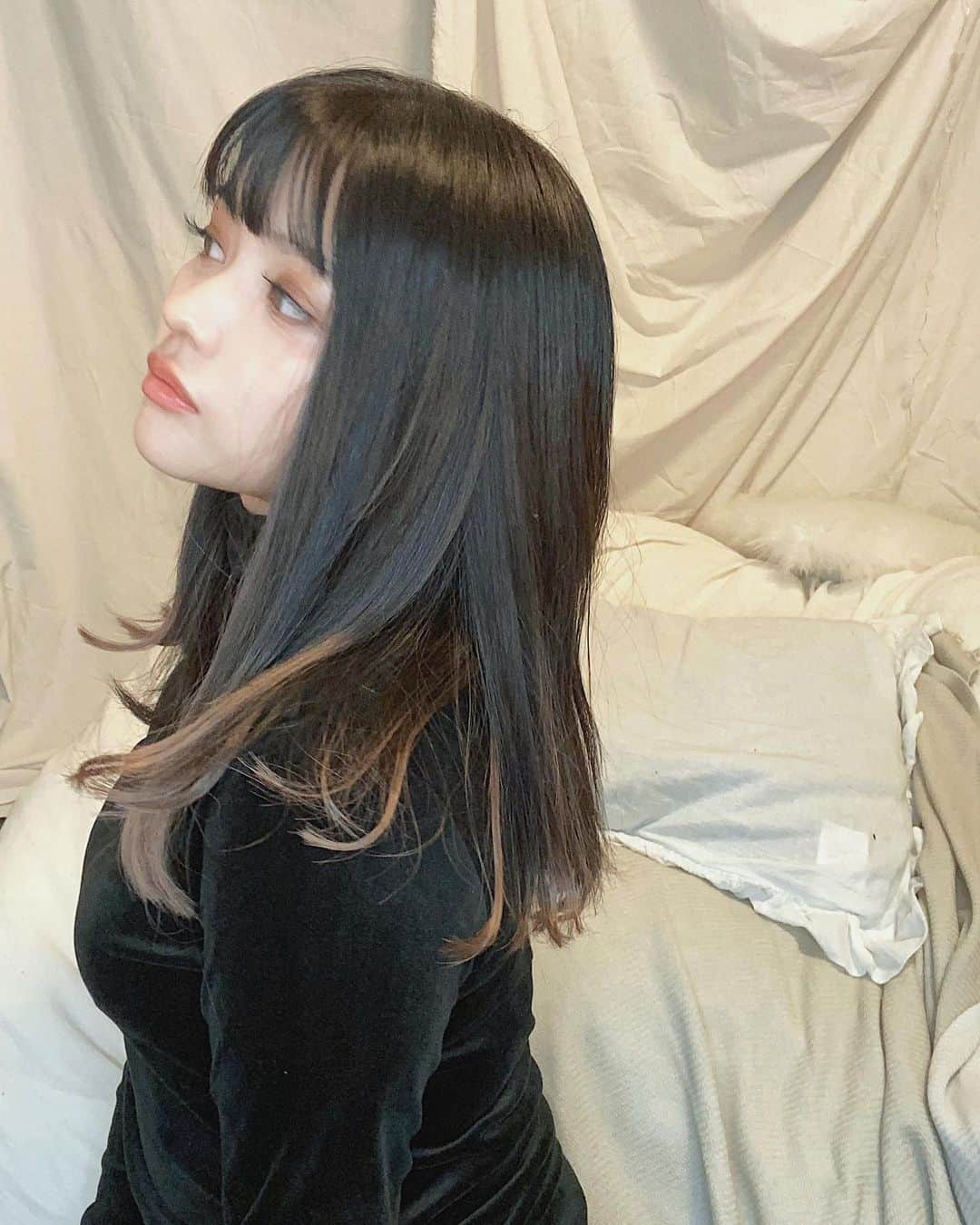 徳本夏恵（なちょす）さんのインスタグラム写真 - (徳本夏恵（なちょす）Instagram)「﻿ ﻿ ﻿ エクステ伸びてきたから、﻿ 地毛に合わせて自分で切ってみた✨✨﻿ ﻿ 髪の毛切れる女ってかっこいい？？🥺﻿ ﻿ ﻿ ﻿ #おうち時間#エクステ#はずすと毛先がスカスカ#二ミリ三ミリの世界#量のバランス#とっても大切﻿」4月12日 18時50分 - nachos_kimono
