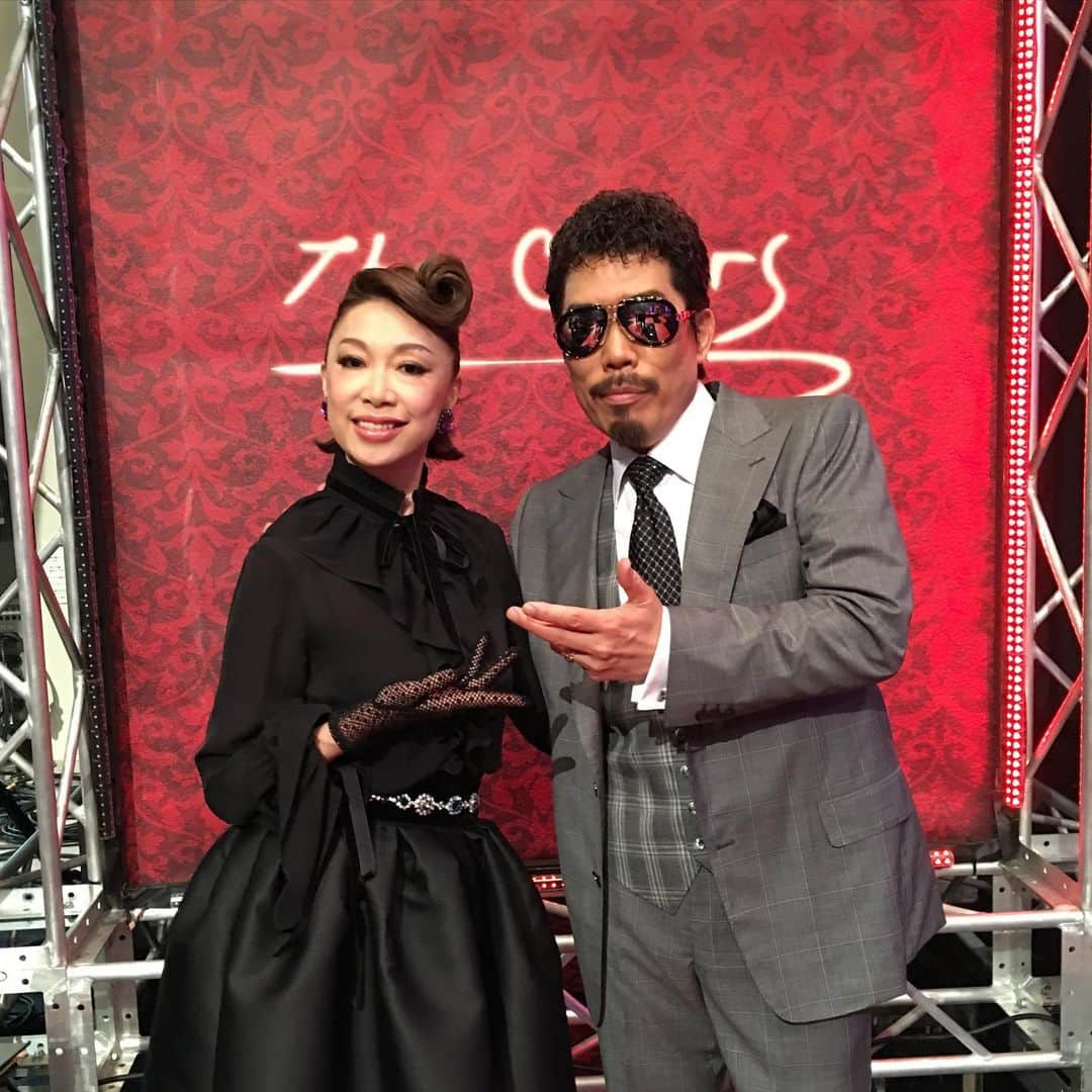 野宮真貴さんのインスタグラム写真 - (野宮真貴Instagram)「東京は夜の七時のお知らせ♪﻿ ﻿ 本日(4/12)、マーチンさんとデュエット曲「渋谷で５時」再放送！﻿ ひと時のお楽しみに♪﻿ そうそう、マーチンさんのニューアルバムは4/15発売！楽しみ❤︎﻿ ﻿ ●NHK BSプレミアム『The Covers』90年代名曲スペシャル！﻿ 4月12(日)22:50～23:19[BSプレミアム]﻿ ﻿ ＜披露楽曲＞﻿ ■スチャダラパー×岡崎体育﻿ ♪今夜はブギー・バック(smooth rap)（スチャダラパー featuring 小沢健二／1994） ■T字路s﻿ ♪接吻（ORIGINAL LOVE／1993）﻿ ■スチャダラパー ♪セブンティーン・ブギ（スチャダラパー／2017）﻿ ■ウルフルズ﻿ ♪情熱（UA／1996）﻿ ■ゴスペラーズ﻿ ♪愛は勝つ（KAN／1990）﻿ ■鈴木雅之×野宮真貴﻿ ♪渋谷で5時（鈴木雅之＆菊池桃子／1993）﻿ ■フジファブリック﻿ ♪僕らが旅に出る理由（小沢健二／1996）﻿ ﻿ #東京は夜の七時のお知らせ #鈴木雅之 #野宮真貴 #渋谷で５時  #デュエット #thecovers #missmakinomiya」4月12日 19時00分 - missmakinomiya