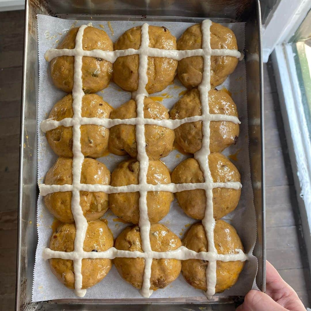 Symmetry Breakfastさんのインスタグラム写真 - (Symmetry BreakfastInstagram)「A crazy late breakfast on Easter Sunday, I tried making hot cross buns this morning with a new recipe and it was an utter fucking failure. From one of my favourite books from 2019 that happened to have a misprint on the quantities 😭So I spent about 4 hours messaging various people in Shanghai to see if anyone was selling and I finally found some from @butlerandwhites that with toasting and obscene amounts of butter will absolutely do given the current situation. With some orange and vanilla marmalade from @newtonandpott The first batch will be sliced up and made into a bread pudding or just eaten alone when no one is looking 😂 #symmetrybreakfast」4月12日 18時54分 - symmetrybreakfast