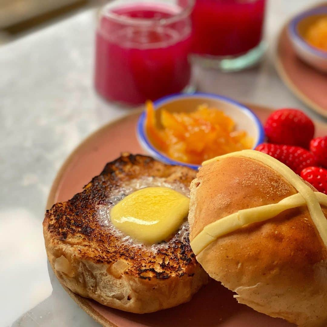 Symmetry Breakfastさんのインスタグラム写真 - (Symmetry BreakfastInstagram)「A crazy late breakfast on Easter Sunday, I tried making hot cross buns this morning with a new recipe and it was an utter fucking failure. From one of my favourite books from 2019 that happened to have a misprint on the quantities 😭So I spent about 4 hours messaging various people in Shanghai to see if anyone was selling and I finally found some from @butlerandwhites that with toasting and obscene amounts of butter will absolutely do given the current situation. With some orange and vanilla marmalade from @newtonandpott The first batch will be sliced up and made into a bread pudding or just eaten alone when no one is looking 😂 #symmetrybreakfast」4月12日 18時54分 - symmetrybreakfast