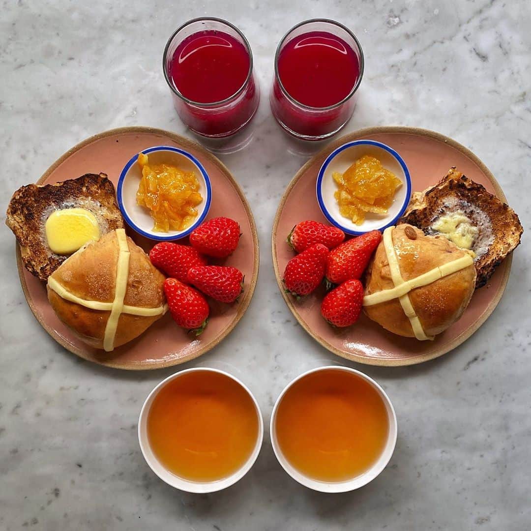 Symmetry Breakfastのインスタグラム：「A crazy late breakfast on Easter Sunday, I tried making hot cross buns this morning with a new recipe and it was an utter fucking failure. From one of my favourite books from 2019 that happened to have a misprint on the quantities 😭So I spent about 4 hours messaging various people in Shanghai to see if anyone was selling and I finally found some from @butlerandwhites that with toasting and obscene amounts of butter will absolutely do given the current situation. With some orange and vanilla marmalade from @newtonandpott The first batch will be sliced up and made into a bread pudding or just eaten alone when no one is looking 😂 #symmetrybreakfast」