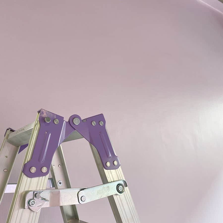 香音さんのインスタグラム写真 - (香音Instagram)「おうち時間を使って壁を塗りました。🎨 . . 私は塗るのが下手らしい。。😦 . . みんな今日はなにしてましたか〜？ #今日はイースター」4月12日 18時58分 - kanon420_official