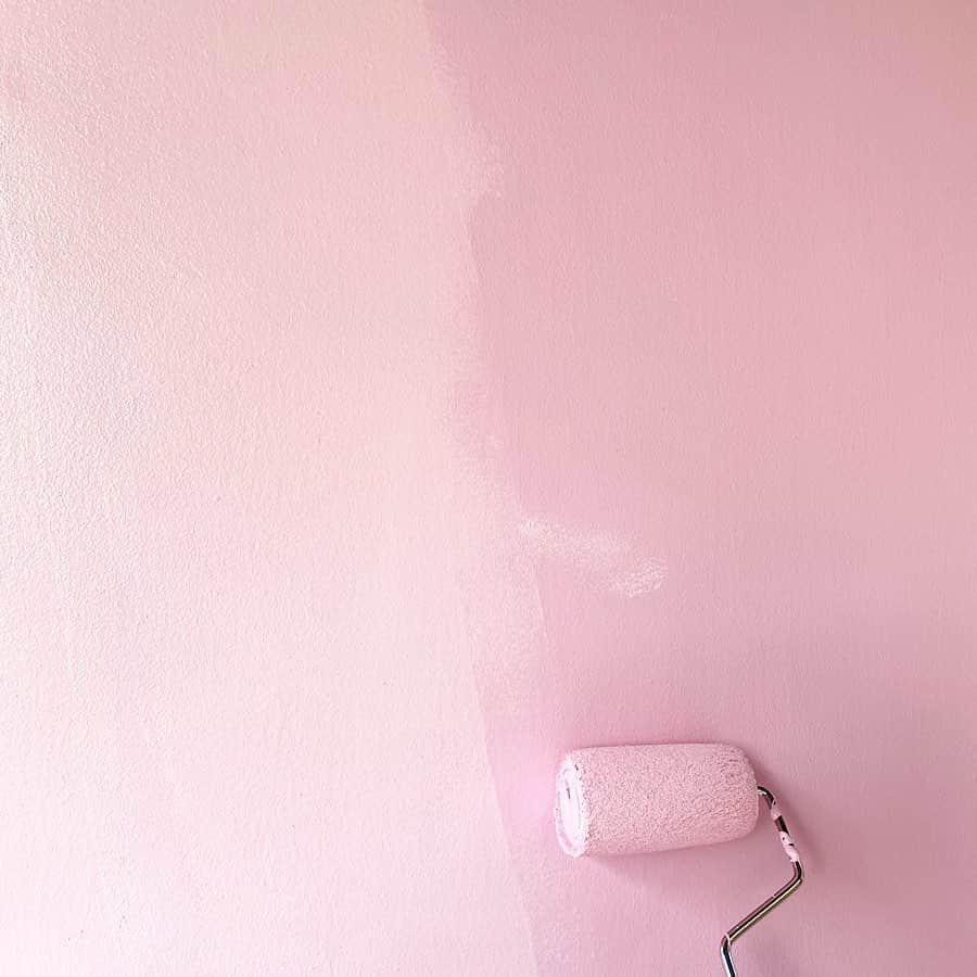 香音さんのインスタグラム写真 - (香音Instagram)「おうち時間を使って壁を塗りました。🎨 . . 私は塗るのが下手らしい。。😦 . . みんな今日はなにしてましたか〜？ #今日はイースター」4月12日 18時58分 - kanon420_official