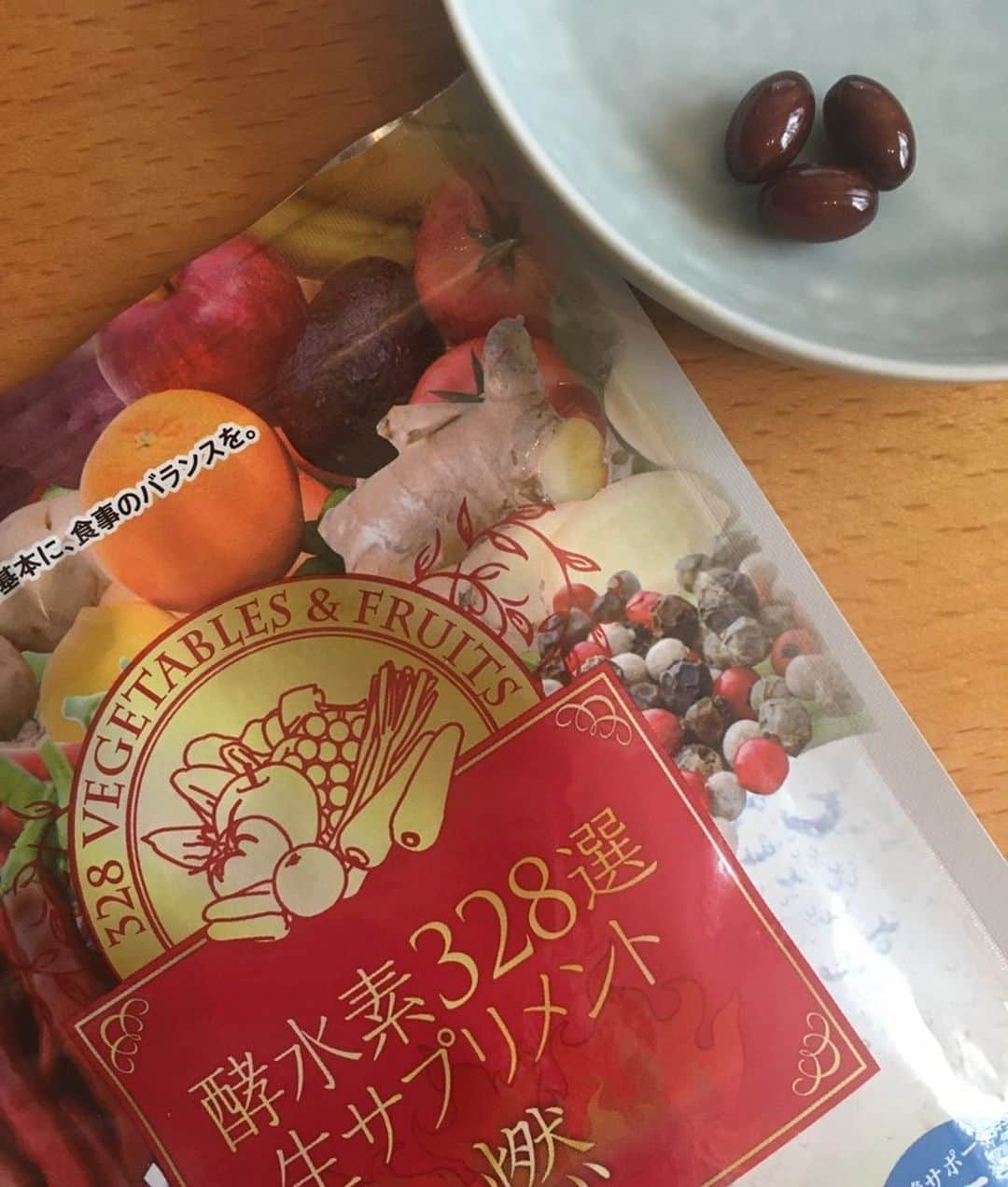 東尾理子さんのインスタグラム写真 - (東尾理子Instagram)「去年私が産後ダイエットでお世話になった酵水素328選シリーズ（@kosuiso328official）から新商品『生サプリメント燃』が発売されました🎉 ﻿. カプサイシンが入ってるから、新陳代謝がアップして脂肪分解してくれそう！スムージーも簡単に作れるけど、燃もサプリメントで、どこでもとれて手軽です👍 ﻿. 1日3～6粒でOKで、のみやすい大きさです◎ ずっと家にいる今、ちょっと食べ過ぎてしまったり、気をつけないといけない気がしていますが😅健康にも、体型維持のためにも続けてみます🙌 ﻿. →→ https://kosuiso.jp/shopping/lp.php?p=656_d&adcd=RHignenRHpo&argument=a7BmHS2b&dmai=36_200409﻿ ﻿. #生サプリメント燃 #酵水素328選 #こうすいそ #ダイエット #健康 #美容 #メンテナンス #カプサイシン #東尾理子 ﻿ ﻿」4月12日 19時08分 - rikohigashio