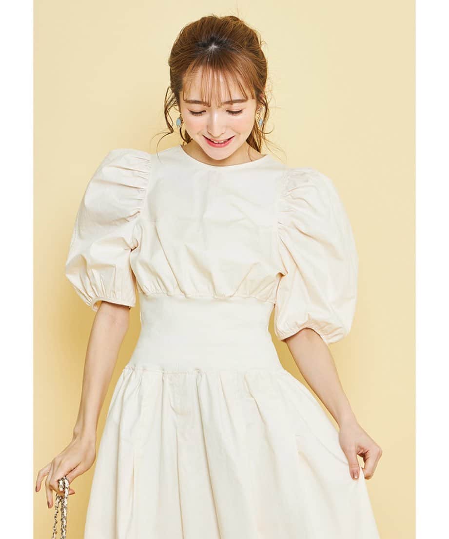 平木愛美のインスタグラム：「#おうち時間 皆さんいかがおすごしですか？今夜は大好きな実写のシンデレラの映画がテレビ放送されますね💕👸（好きで30回くらい観ております…お昼もフライングでdisney theatreで観た、、、🎬笑） . "国の外に大きな力や新たな知恵を求める必要はない  必要なものは目の前にあります  勇気と優しさ、それを忘れなければ必ず見つかるはずだ"  王子の言葉。🤴✨💫🧡 . "利益を求めての結婚はするな愛のために結婚しろ"  王の言葉。💕 . いつか心に響いたセリフのシーン。  写真は以前、撮影で着たこのワンピがとても可愛いのです。⚪️ tocco」
