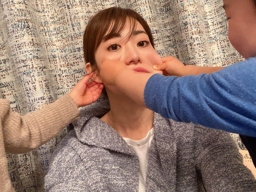 仲嶺梨子さんのインスタグラム写真 - (仲嶺梨子Instagram)「. おうち時間。 今日はなにする？ 明日はなにする？ なに食べる？ と毎日考えます。 今日も我が家は賑やかでございました。 みんな、どんな過ごし方してるのか気になる🤔 . #おうち時間 #stayhome #親子#家族#２人育児#1歳#3歳#女の子ママ#男の子ママ#ほっぺたひっぱりながらビヨーン　にはまってる#息子　#変顔　にはまってる#息子🥺🥺🥺」4月12日 19時03分 - rikonakamine