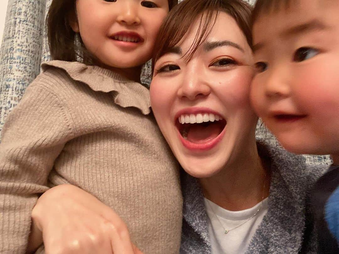 仲嶺梨子さんのインスタグラム写真 - (仲嶺梨子Instagram)「. おうち時間。 今日はなにする？ 明日はなにする？ なに食べる？ と毎日考えます。 今日も我が家は賑やかでございました。 みんな、どんな過ごし方してるのか気になる🤔 . #おうち時間 #stayhome #親子#家族#２人育児#1歳#3歳#女の子ママ#男の子ママ#ほっぺたひっぱりながらビヨーン　にはまってる#息子　#変顔　にはまってる#息子🥺🥺🥺」4月12日 19時03分 - rikonakamine