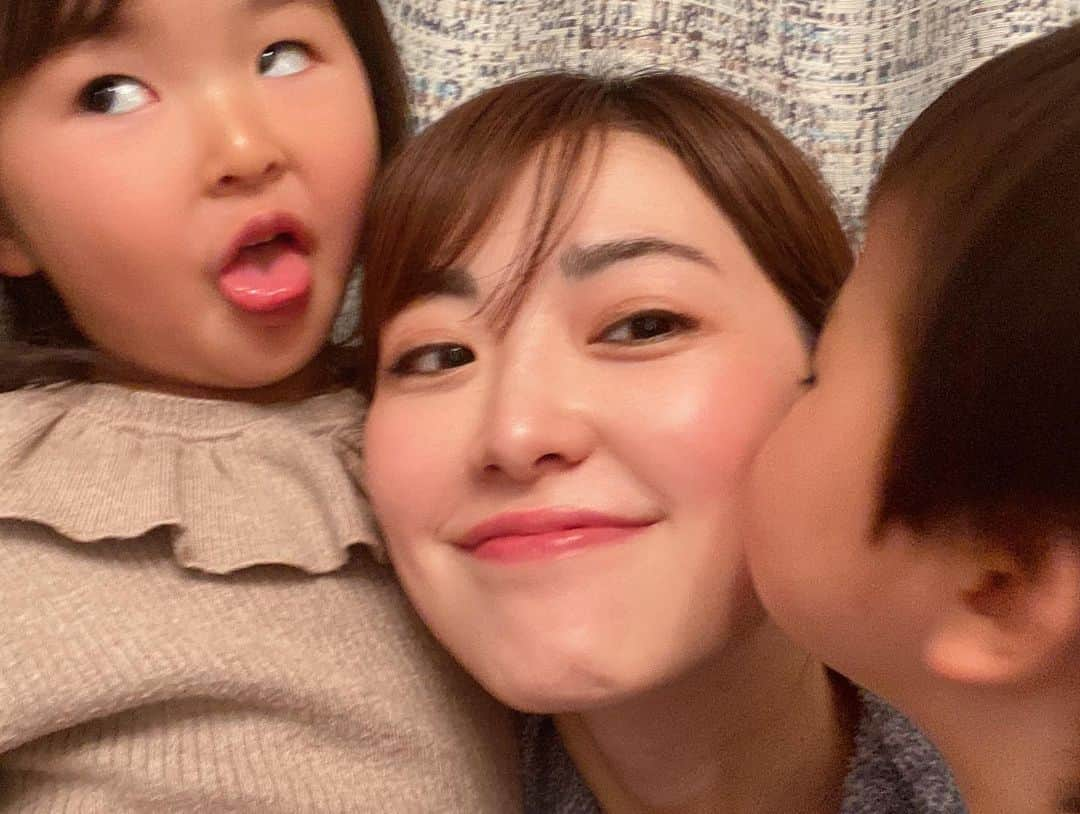 仲嶺梨子さんのインスタグラム写真 - (仲嶺梨子Instagram)「. おうち時間。 今日はなにする？ 明日はなにする？ なに食べる？ と毎日考えます。 今日も我が家は賑やかでございました。 みんな、どんな過ごし方してるのか気になる🤔 . #おうち時間 #stayhome #親子#家族#２人育児#1歳#3歳#女の子ママ#男の子ママ#ほっぺたひっぱりながらビヨーン　にはまってる#息子　#変顔　にはまってる#息子🥺🥺🥺」4月12日 19時03分 - rikonakamine