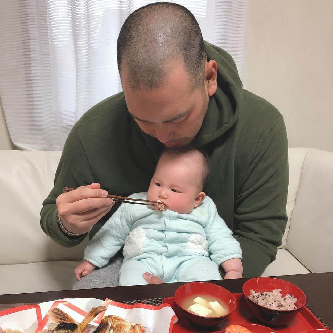 紀氏隆秀のインスタグラム：「次女 翔安 お食い初め  #スクスク成長中  #いっぱい食べて大きくなあれ  #可愛い #親バカ #親バカ部 #俺にそっくり #娘よごめん  #将来は母ちゃん似に #切に願う #ほっぺた落ちるよ #香乃にも似てる #将来楽しみ #自由に生きろ #親は応援します」