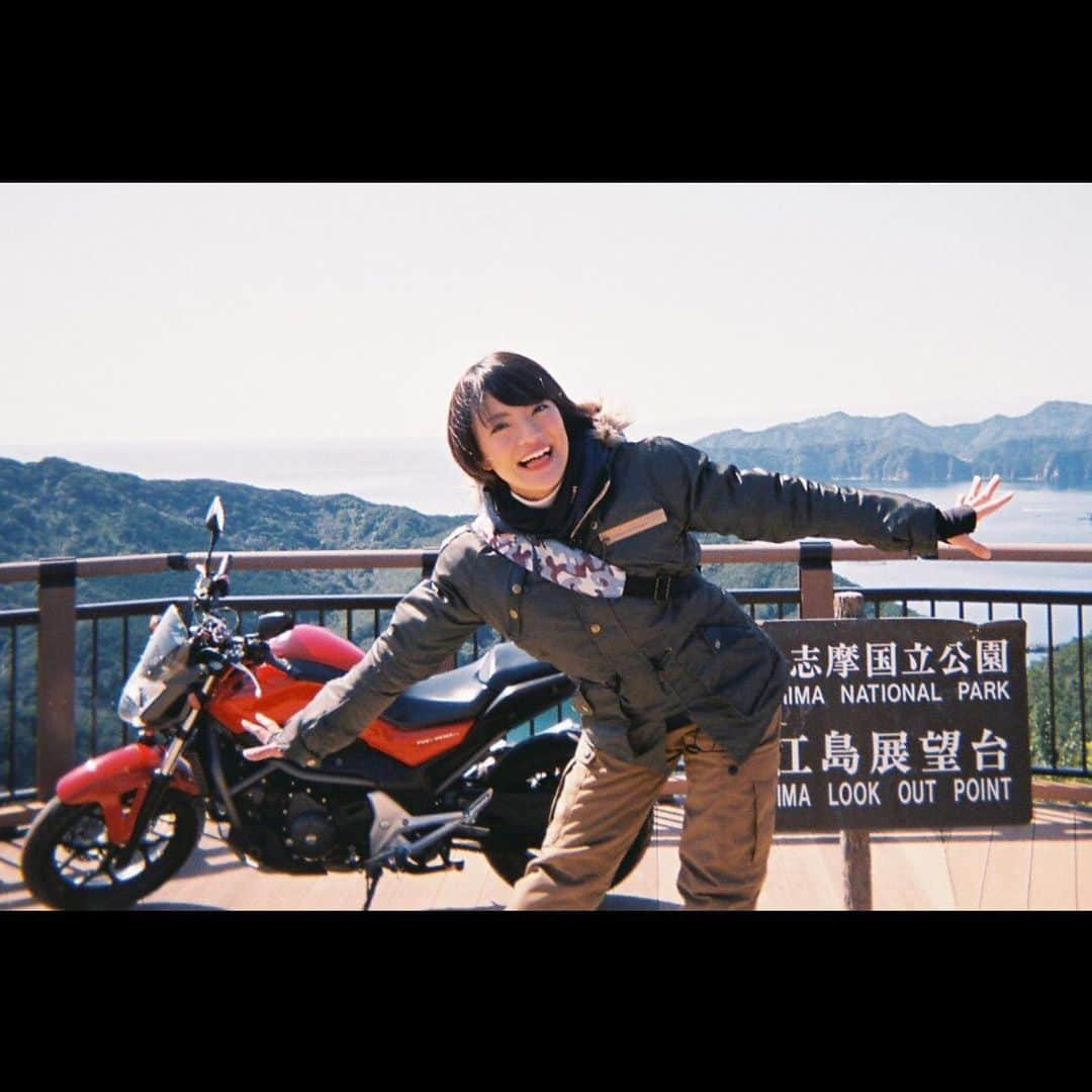 きのせひかるさんのインスタグラム写真 - (きのせひかるInstagram)「2020.2 大型バイクを買って 最初のロングツーリングは 三重県南伊勢町🏍✨ . お天気もよくて 私の新たな門出を お祝いしてくれているようだった🎊 . . . #honda #nc700s #motorcycle #touring #bike #autoby #girlsbiker #rider #大型バイク #女子旅 #ツーリング #バイク女子 #三重旅行 #南伊勢町  #見江島展望台 #レッドバロン #バイクのある風景  #バイクのある生活  #バイク好きな人と繋がりたい  #バイク乗りと繋がりたい  #バイク写真部 #写ルンです #レトロガール #ショートヘア  #likeawind #ライクアウインド #バイクが好きだ #バイクライフ #バイク旅 #バイク納車」4月12日 19時06分 - hikarukinose