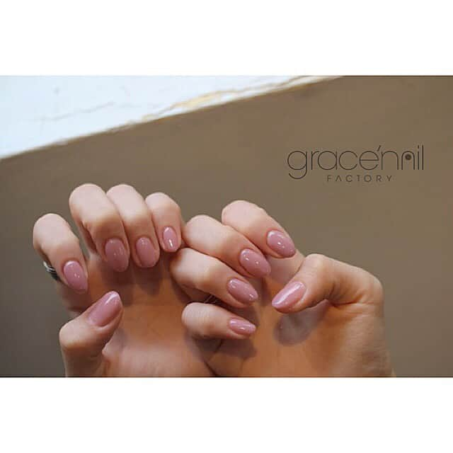 gracenailfactoryさんのインスタグラム写真 - (gracenailfactoryInstagram)「/// classic pink . #ココロの元気 #カラダの元気 #おうち時間 . . . 《臨時休業のおしらせ》 新型コロナウィルス感染拡大防止のため、 【4/13〜4/24までを臨時休業】 【4/25〜5/8までの期間、状況を見て自粛または、計画営業】とさせていただきます。 . 営業再開につきましては 拡大状況や政府自治体からの要請に伴い判断を行います。 . . . #グレースネイルファクトリー #gracenailfactory #グレースネイルファクトリー #絵を描くのが好き #色が好き そんなネイリストが集まるお店 #ニュアンスネイル #個性的ネイル #ショートネイル派 #おしゃれが好き #ちゅるんネイル #春ネイル #カジュアルネイル #ウォーターケア #ネイルケア #フィルインネイル #大阪ネイル #堀江ネイル #シンプルネイル」4月12日 19時07分 - gracenailfactory