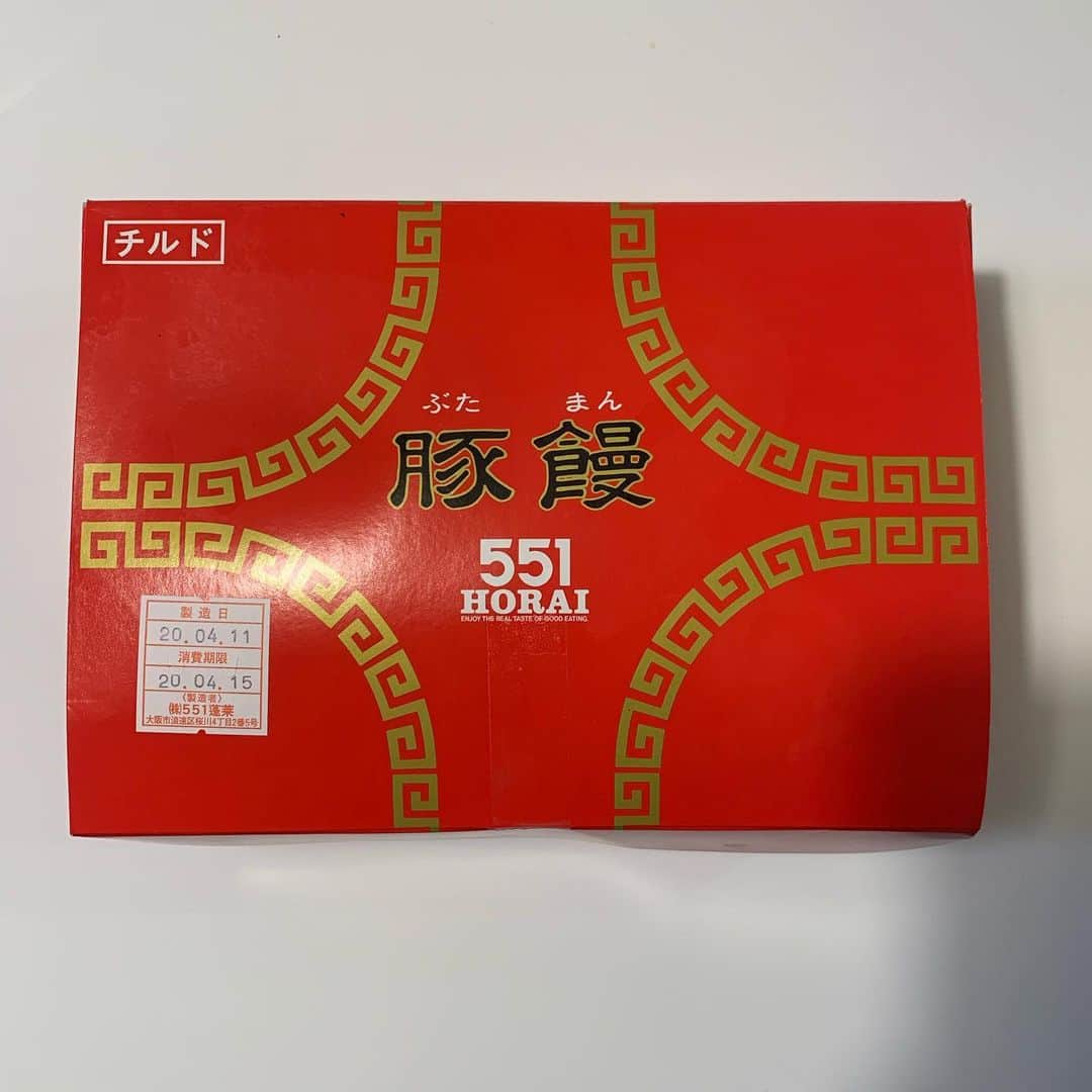 のインスタグラム：「551  関西方面の方は わかるだろうなぁ🤣  大学時代にハマった551の豚饅 当時からお世話になっている方に送って頂きました！！ 餃子も入っていましたが 初めて食べるので楽しみ🤩 #551 #豚饅 #自撮り脇坂 #だいぶ変化球の投稿 #そろそろネタ切れ？ #次の更新もお楽しみに」
