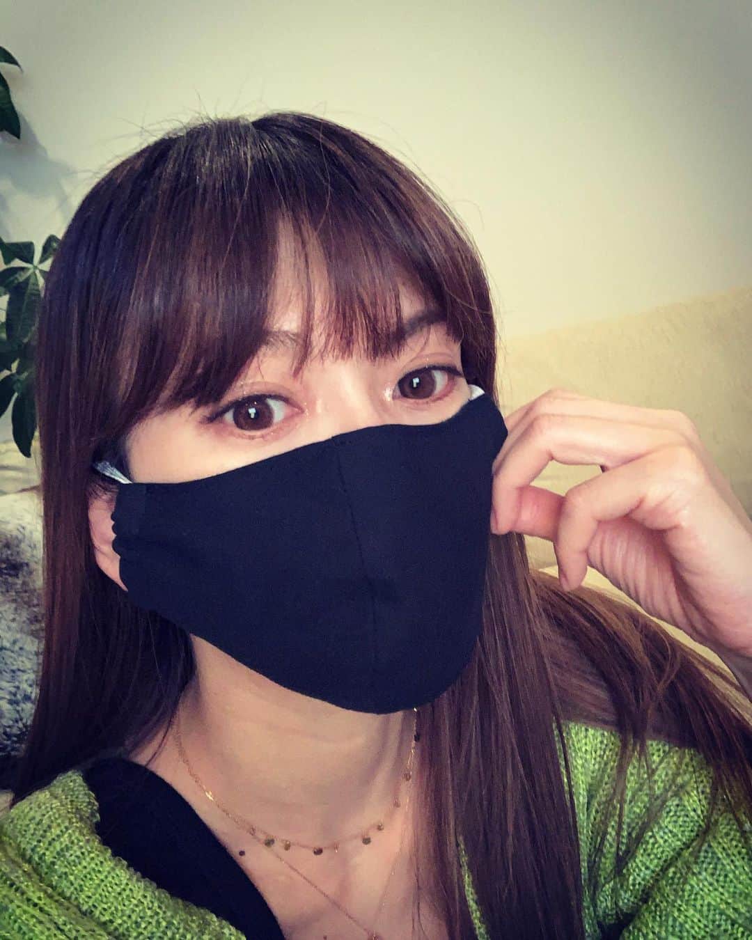 小柳ゆきのインスタグラム：「母上からマスクが届きました!!! 心配して作ってくれました🥺 本当とってもありがたや〜です🙏 忍者みたいになれていいね❤️ . . さあ、今夜9時から @hiromi_koyanagi とインスタライブです！ なんだか緊張してますが、ゆる〜く話すと思うので、お酒でも片手に覗いてみてくださいね😊」