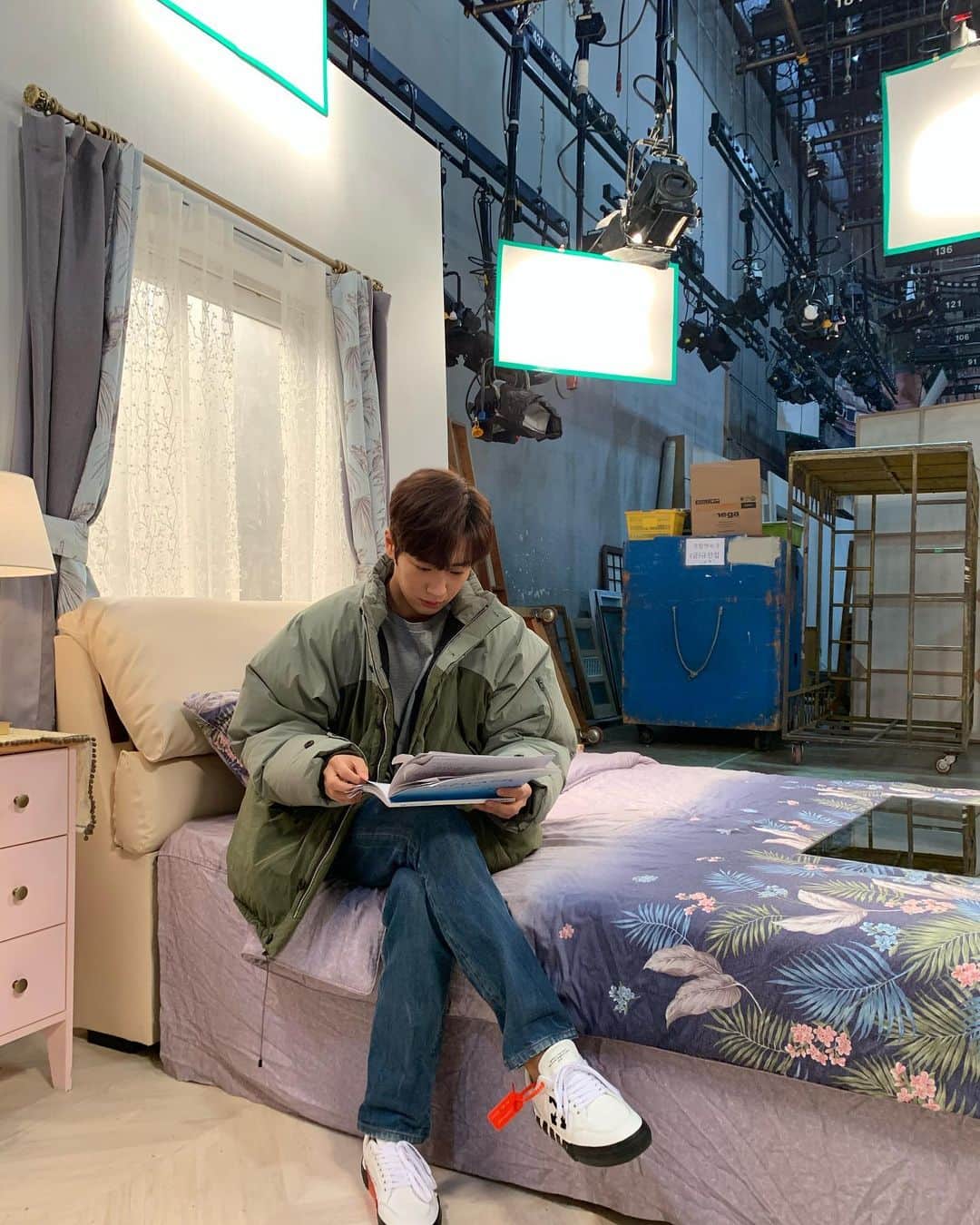 のインスタグラム：「#한번다녀왔습니다 송나희님 혼자 쓰시는 안방에서 몰래 대본 보는중. 저는 거실에 사는 윤규진이니까요.」
