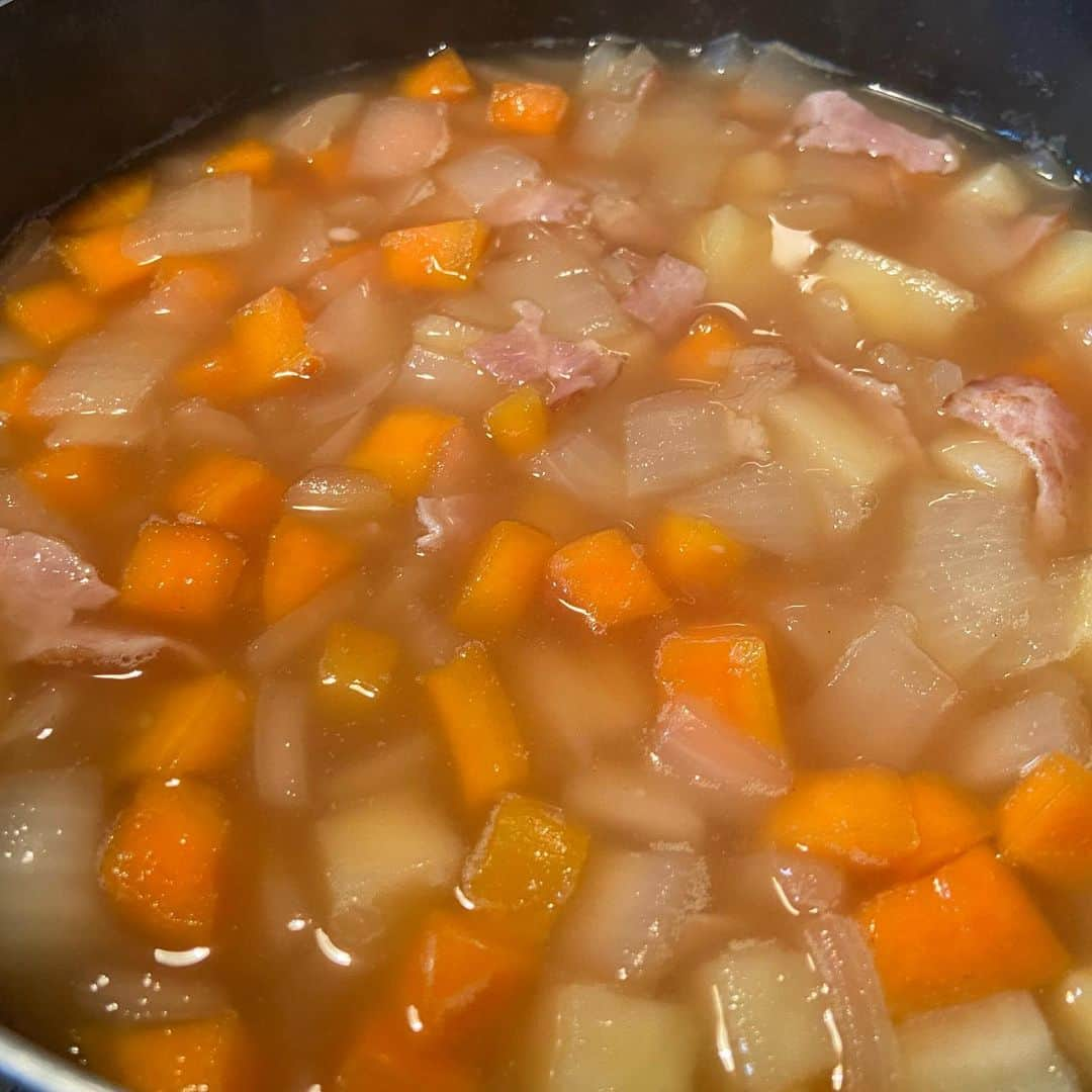 五十幡裕介さんのインスタグラム写真 - (五十幡裕介Instagram)「今日のご飯は、 野菜たっぷりのミネストローネ。 トマトベースではなくコンソメベースにしました。 野菜を切って軽く炒めてコンソメを入れただけといえば それだけですが、野菜をかなり摂れて大満足です。 いただきます🙏  #ミネストローネ #おうちご飯 #じゃがいも #にんじん #玉ねぎ #キャベツ #ベーコン #野菜 #たっぷり #温まります #その他 #メニュー #白菜 と #豚バラ の #蒸し鍋 #ぽん酢 もしくは #ごまだれ で #食す #炭水化物 #糖質 を控えようと思いましたが #昼食 を #ヨーグルト だけにして #かなり #お腹が空いた ので #三十穀米 を #食べました #おしまい #HTB #アナウンサー #五十幡裕介」4月12日 19時29分 - htb_isohatayusuke