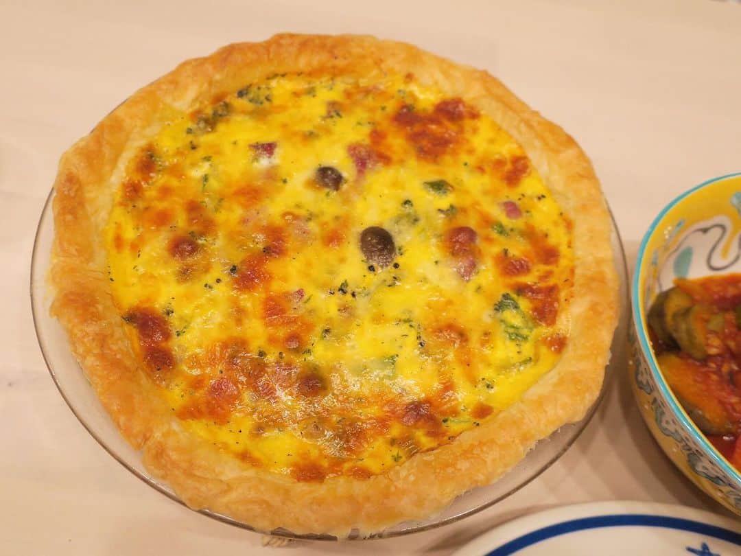 熊澤枝里子さんのインスタグラム写真 - (熊澤枝里子Instagram)「昨日の晩御飯🍴 ラタトゥイユ、キッシュ、魚介ペペロンチーノパスタ🍝 ラタトゥイユには外で育ててるローズマリーでほんのり香りをつけて、パスタには外で育ててるパセリをパラリら。 毎日お家ご飯で健康になるし、ご飯スキルがアップしてくる😋 ・ ・ ・ #stayhome #おうち時間 #おうちごはん #kumakoの美容薬膳」4月12日 19時30分 - kumazawa_eriko