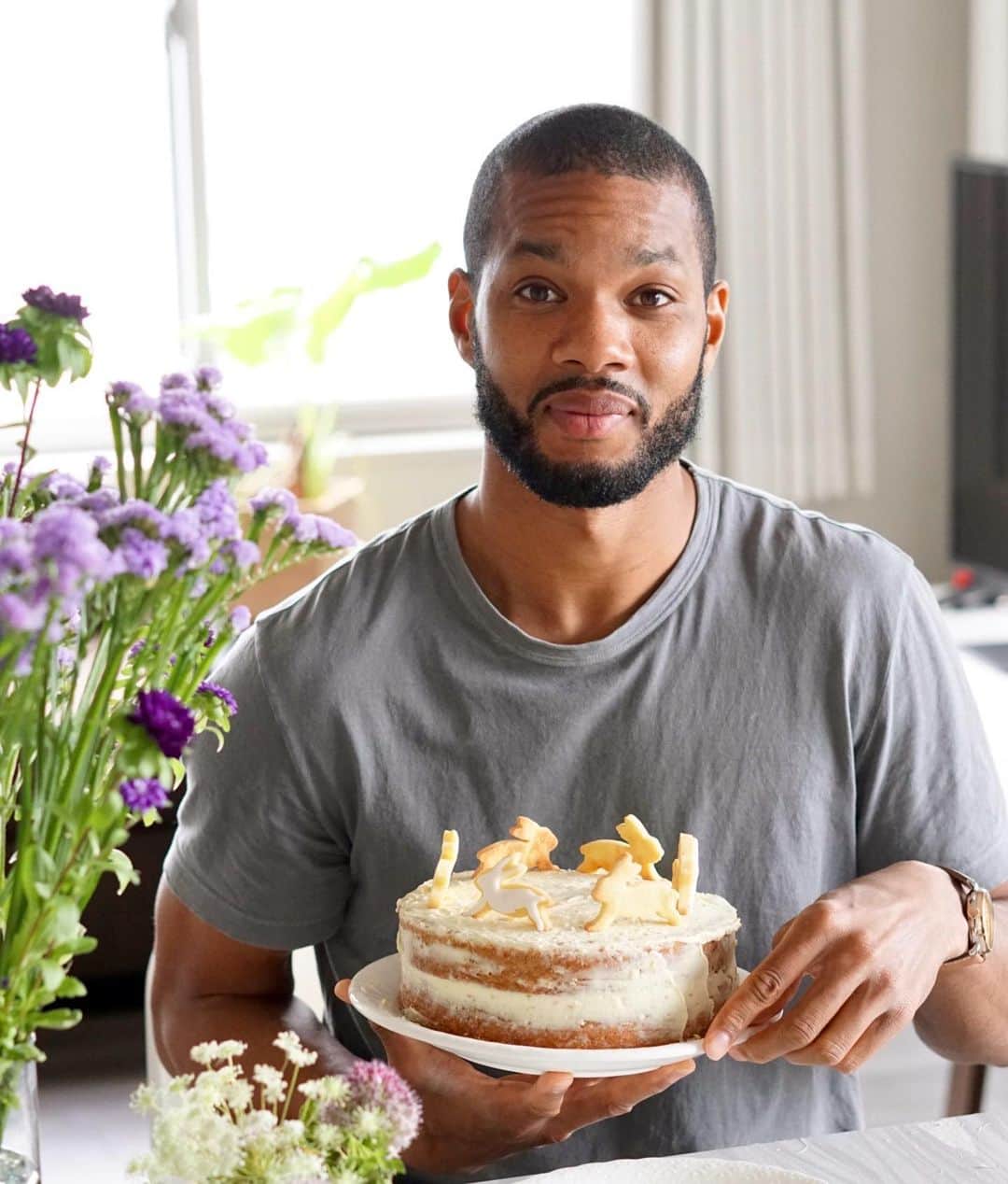 のインスタグラム：「Now that’s a carrot cake! 😀 Happy easter y’all! Stay home, be safe.」