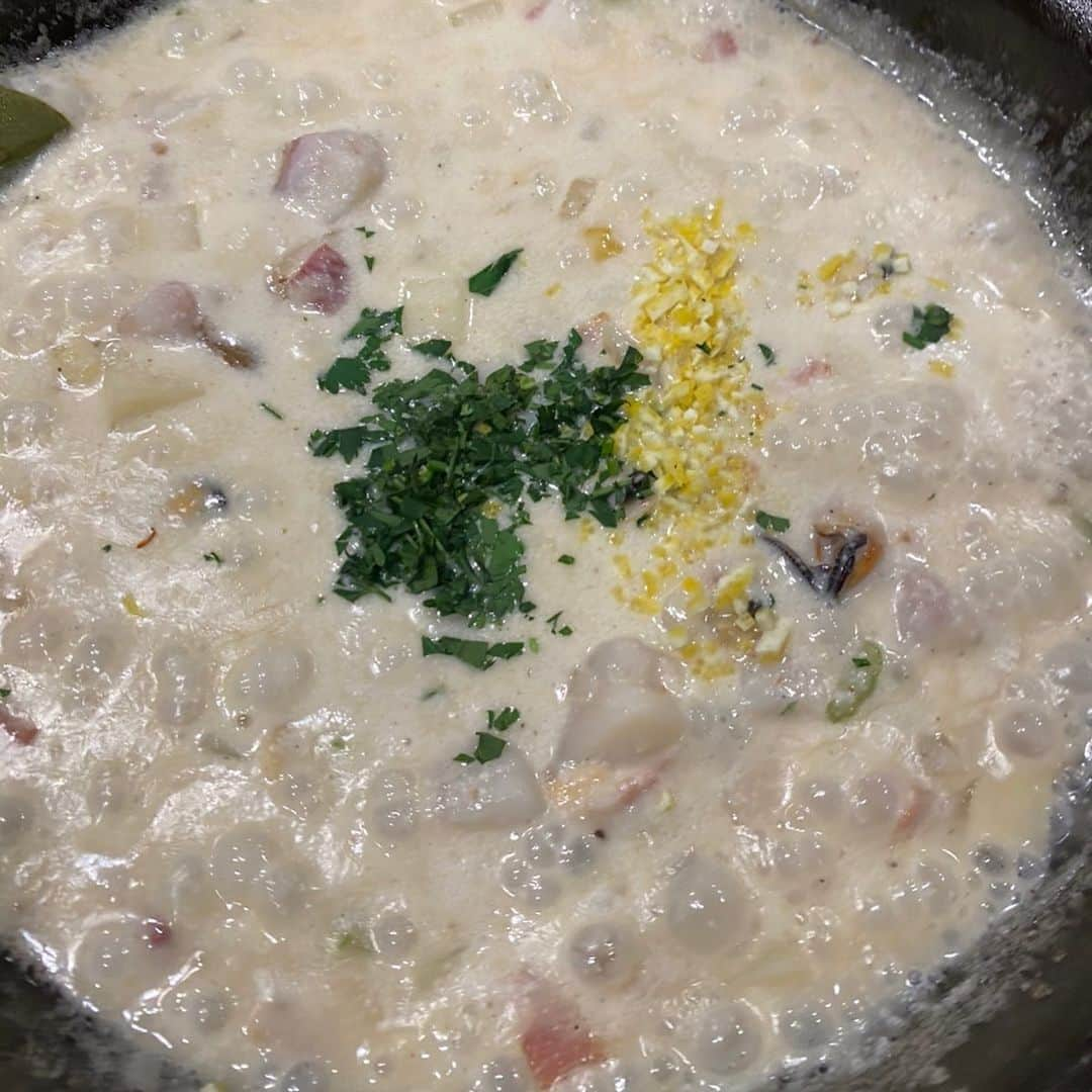 ユリ さんのインスタグラム写真 - (ユリ Instagram)「쌀쌀한 바람부는 오늘같은 날엔 크램차우더 스프Clam chowder 🍽 🥖조개 관자 감자 콘 듬뿍  직접우린 조개육수에 청양고추 팍팍 넣고, Lemon zest 상큼하게 추가  #clamchowder #유리한요리」4月12日 19時32分 - yulyulk